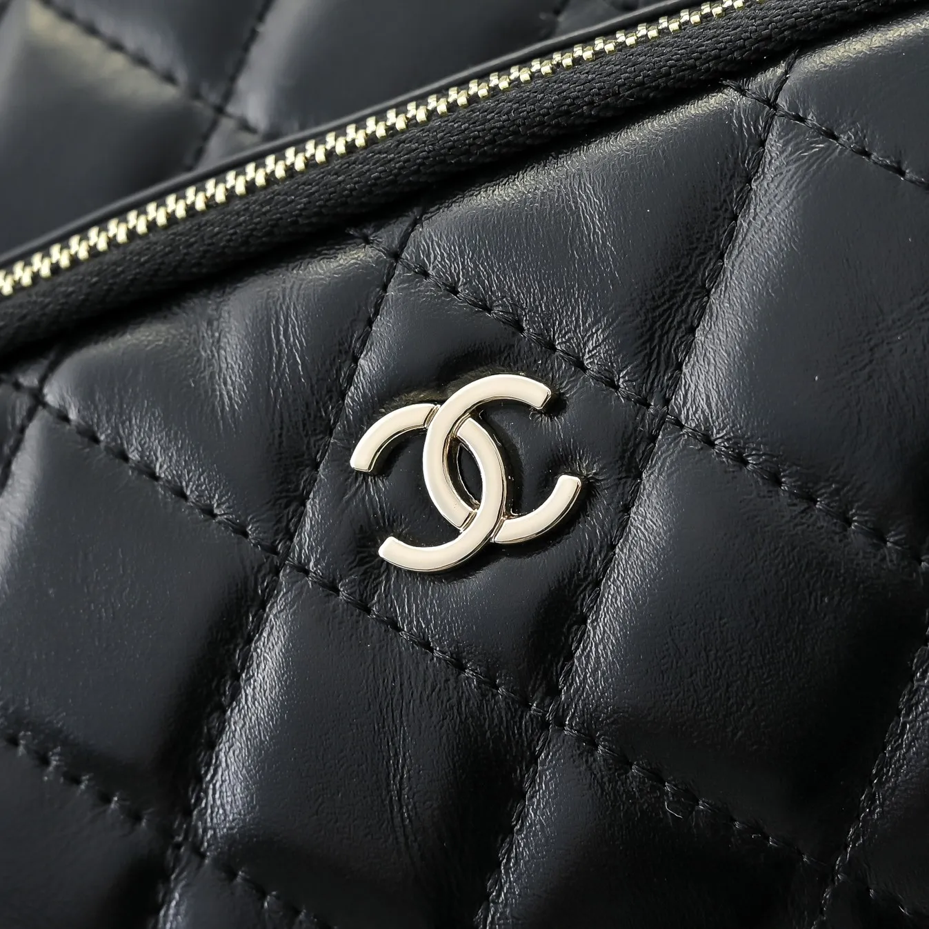 💰420￥Chanel25C spring and summer new camera bag 📷Full marks for high-end, worth recommending. The small and exquisite camera shape of lambskin with metal chain and golden embellishments not only add a touch of playfulness, but also make the whole thing more romantic and elegant~ This bag adds a touch of elf-like agility. It is a versatile item and can be worn on the shoulder or crossbody! Size: 23x15cm, style number 1223
