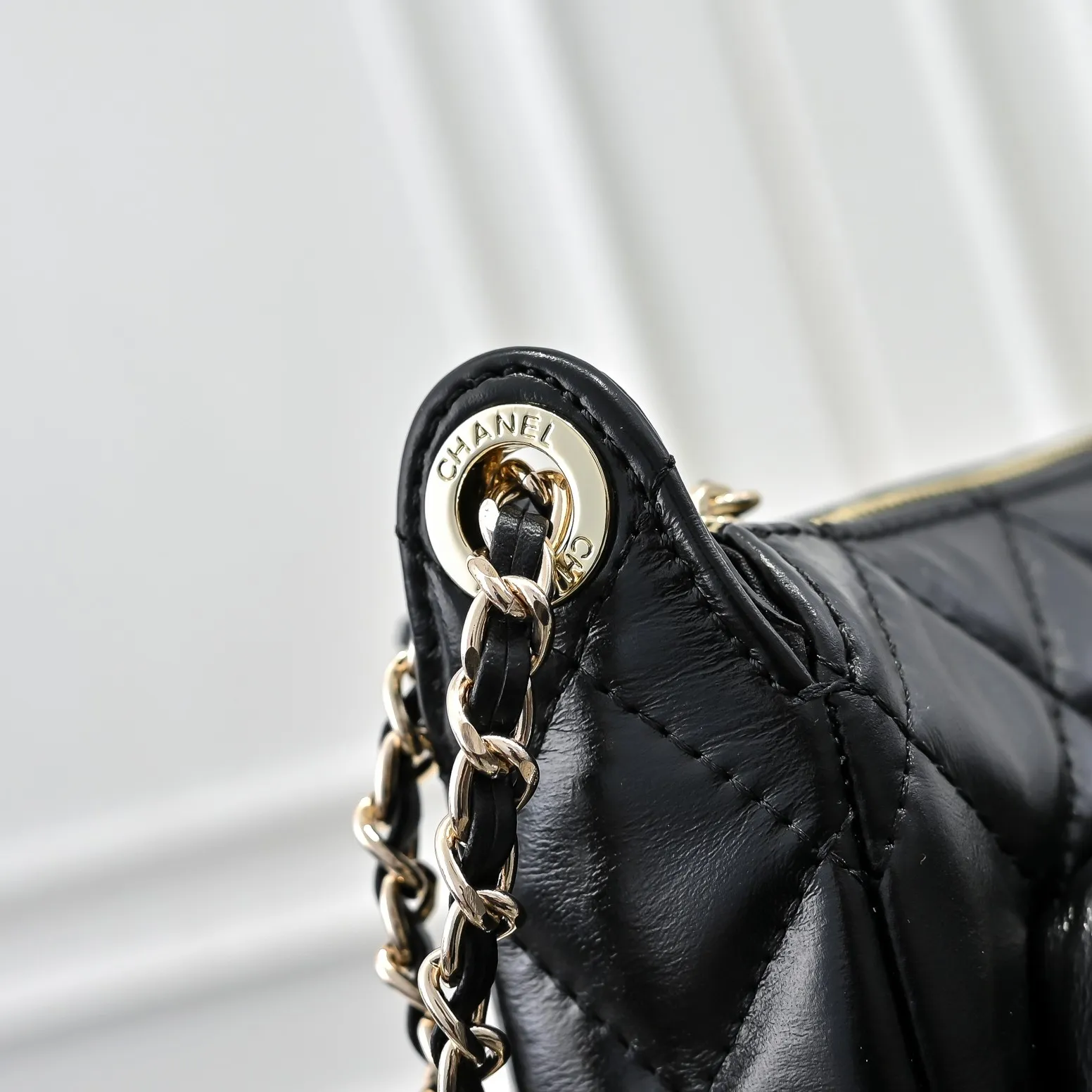 💰420￥Chanel25C spring and summer new camera bag 📷Full marks for high-end, worth recommending. The small and exquisite camera shape of lambskin with metal chain and golden embellishments not only add a touch of playfulness, but also make the whole thing more romantic and elegant~ This bag adds a touch of elf-like agility. It is a versatile item and can be worn on the shoulder or crossbody! Size: 23x15cm, style number 1223