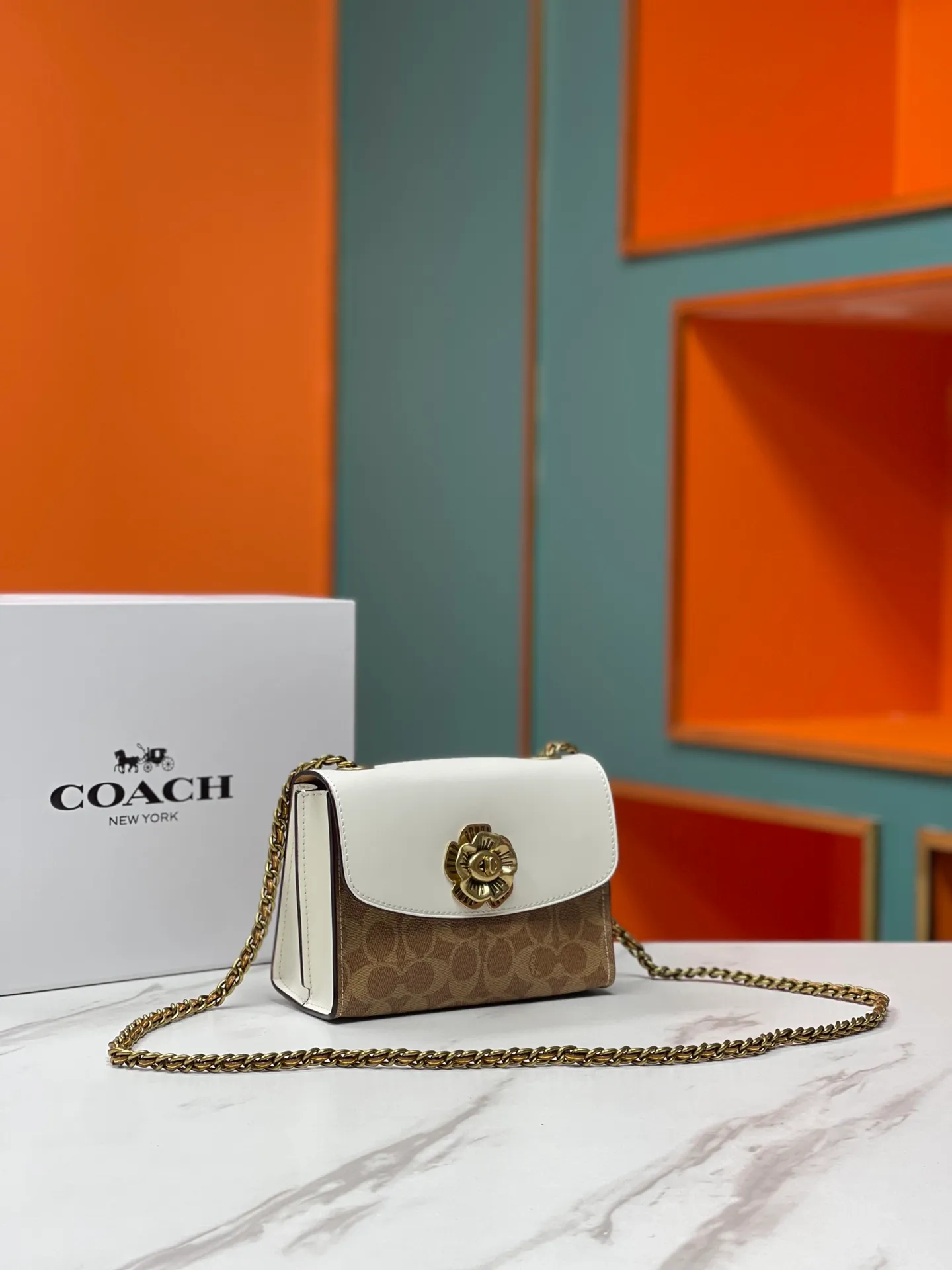 Batch 460💰, Coach’s classic hot model, original quality. Model 34256, vintage white leather clamshell shoulder bag, suede lining, chain shoulder strap, can be worn cross-body on one shoulder. Shoulder strap bag shape. Buttons and flower embellishments. It has a unique flavor. Beauties look particularly beautiful in summer when they wear skirts and beautiful bags! Size: 18*13*7.5