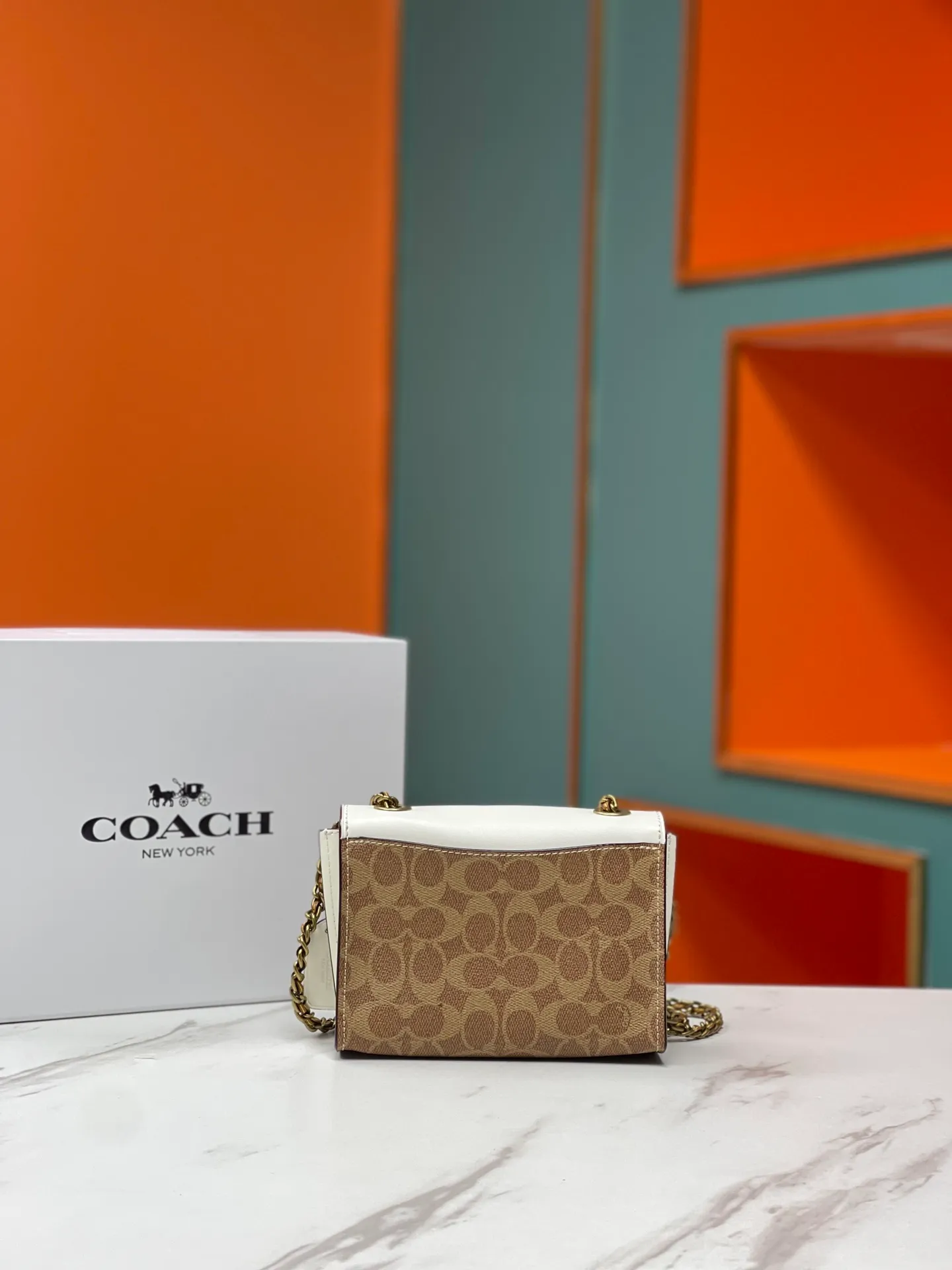 Batch 460💰, Coach’s classic hot model, original quality. Model 34256, vintage white leather clamshell shoulder bag, suede lining, chain shoulder strap, can be worn cross-body on one shoulder. Shoulder strap bag shape. Buttons and flower embellishments. It has a unique flavor. Beauties look particularly beautiful in summer when they wear skirts and beautiful bags! Size: 18*13*7.5