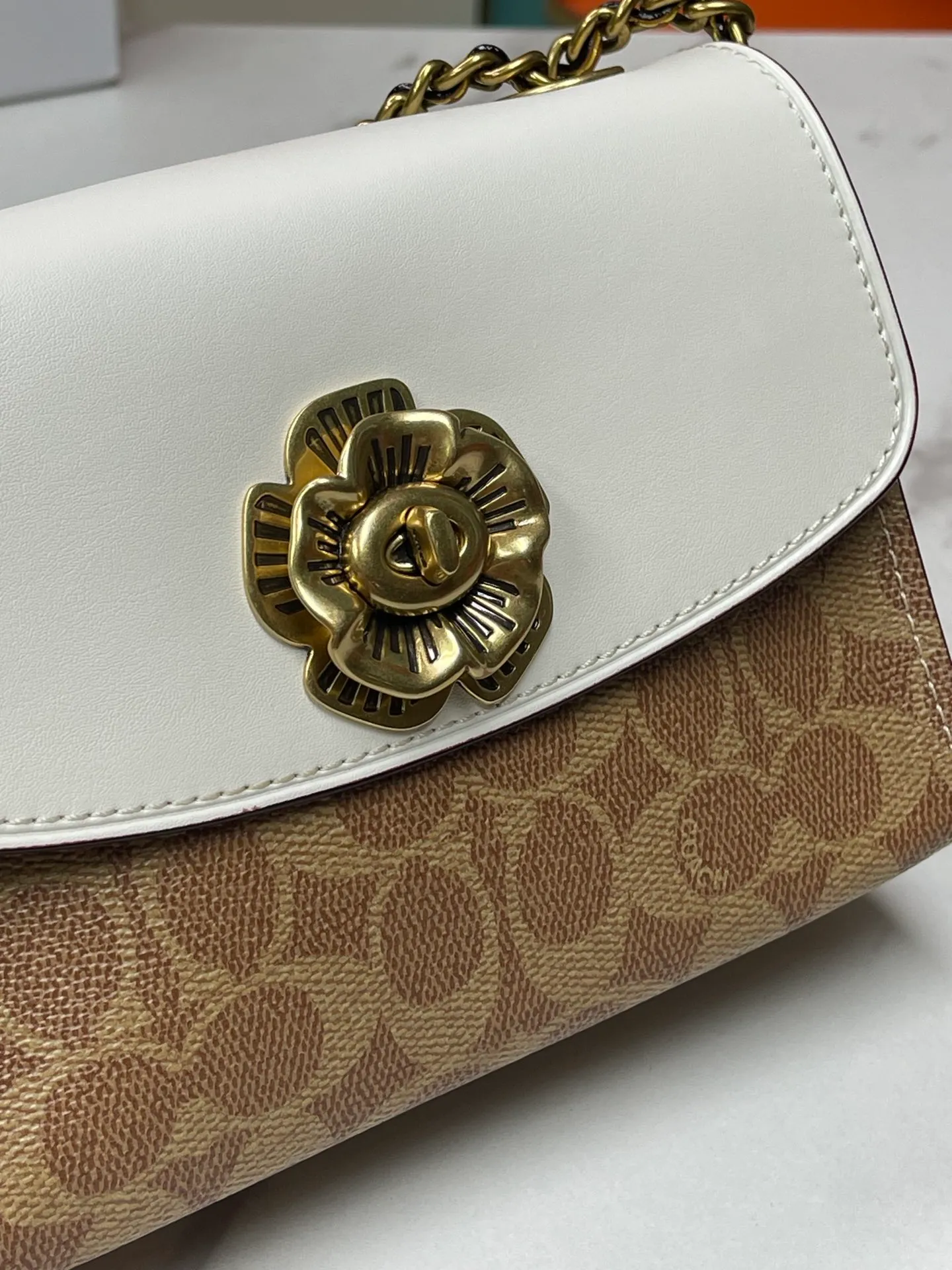 Batch 460💰, Coach’s classic hot model, original quality. Model 34256, vintage white leather clamshell shoulder bag, suede lining, chain shoulder strap, can be worn cross-body on one shoulder. Shoulder strap bag shape. Buttons and flower embellishments. It has a unique flavor. Beauties look particularly beautiful in summer when they wear skirts and beautiful bags! Size: 18*13*7.5