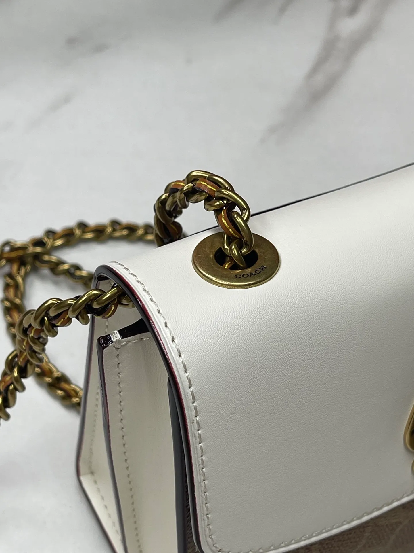 Batch 460💰, Coach’s classic hot model, original quality. Model 34256, vintage white leather clamshell shoulder bag, suede lining, chain shoulder strap, can be worn cross-body on one shoulder. Shoulder strap bag shape. Buttons and flower embellishments. It has a unique flavor. Beauties look particularly beautiful in summer when they wear skirts and beautiful bags! Size: 18*13*7.5