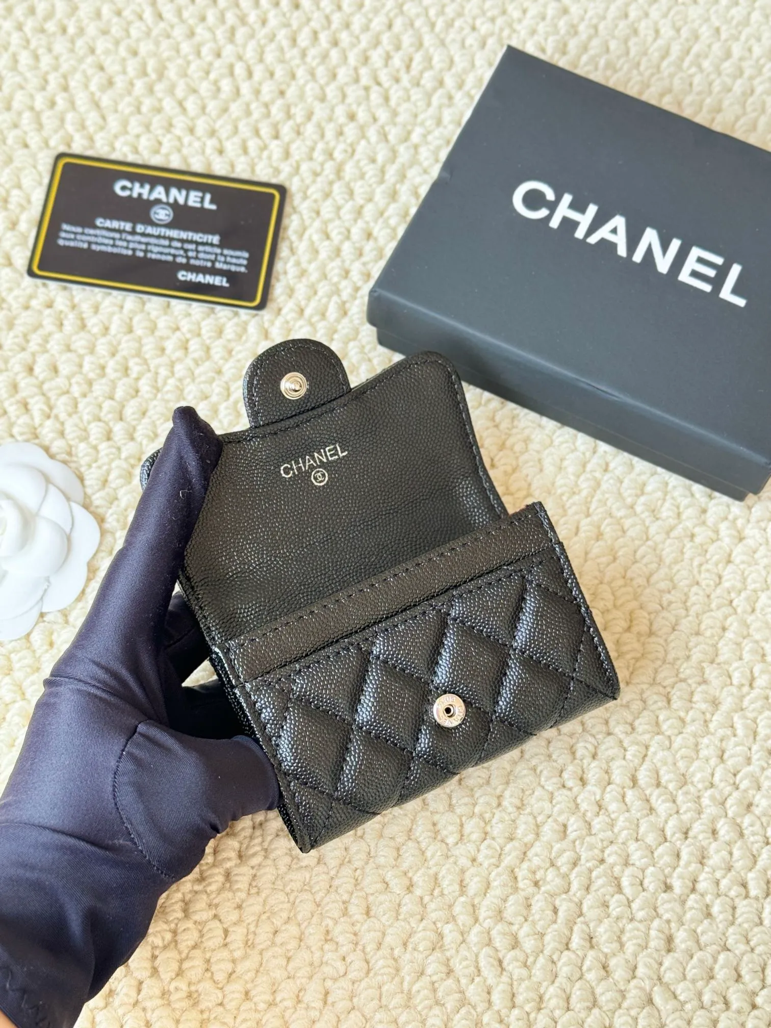 💰120 Style number: AP458chanel The most classic card holder, coin purse, Chanel classic flap card holder. Caviar cowhide, card holder and coin purse in one, with slip pocket on the back. Size: 7.5 × 11.3 × 2.1 cm