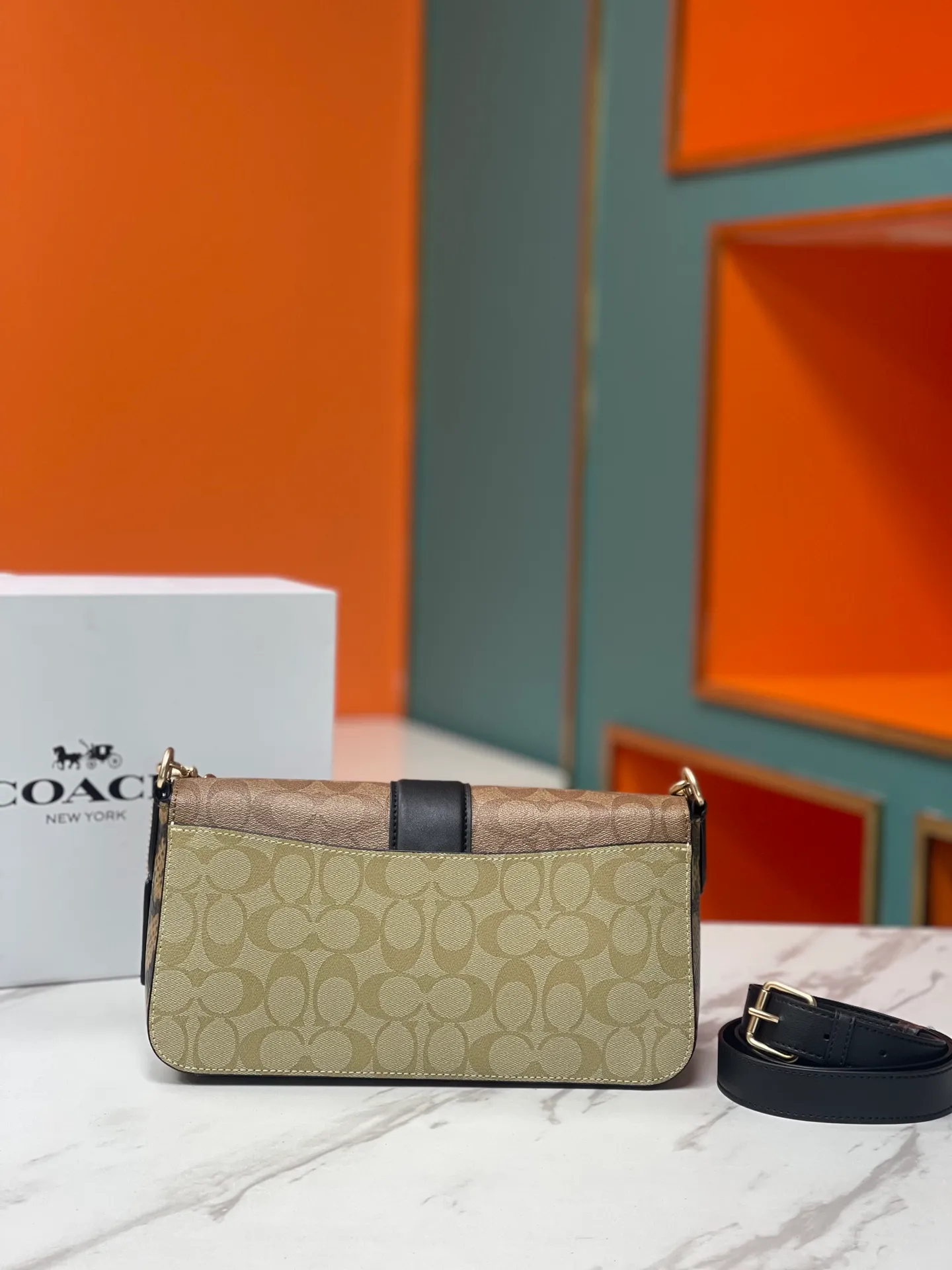 Top original order, batch 540💰coach/new model 💃Model 5509 is available at the counter simultaneously, the outlet style Tabby is about to become my favorite bag when going out on the street. The first time I got it, I thought it must be a hot item. The color is great, it can be worn under the armpits, and it can be worn with a small suit under the armpits in a medieval style. A cool and handsome girl walks. Approximate size: (There is an error of 1-3 cm due to manual measurement) 27x15x8 cm