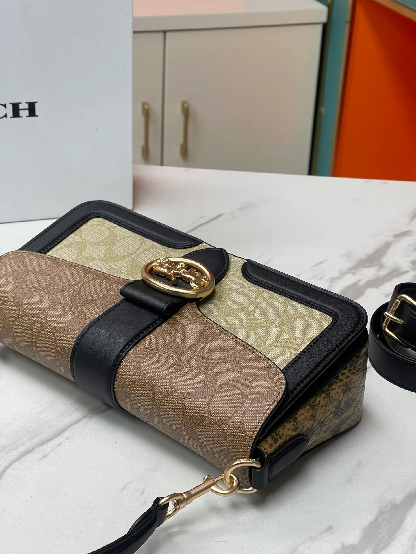 Top original order, batch 540💰coach/new model 💃Model 5509 is available at the counter simultaneously, the outlet style Tabby is about to become my favorite bag when going out on the street. The first time I got it, I thought it must be a hot item. The color is great, it can be worn under the armpits, and it can be worn with a small suit under the armpits in a medieval style. A cool and handsome girl walks. Approximate size: (There is an error of 1-3 cm due to manual measurement) 27x15x8 cm