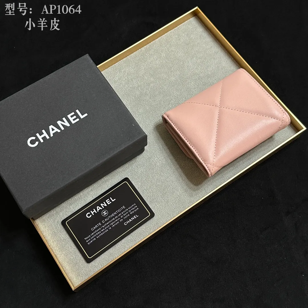 💰170 💎Top quality💖 𝑪𝑯𝑨𝑵𝑬𝑳 All sheepskin inside and outside 💕 Grandma’s annual hot 19 series The only series named after the year 2019; it was created by Lafayette and the current design director during his lifetime, witnessing the alternation of the two eras of the brand, uniquely meaningful! The enlarged rhombus pattern presents the leather chain style in the large Double C logo, giving it a strong nostalgic retro style. 19 series small mouth cover pure goat leather! Comes with new luogo. Stylish and elegant/original quality! The details are stunningly beautiful. Model: AP2158. Size: 10.7*9.5*2.7cm