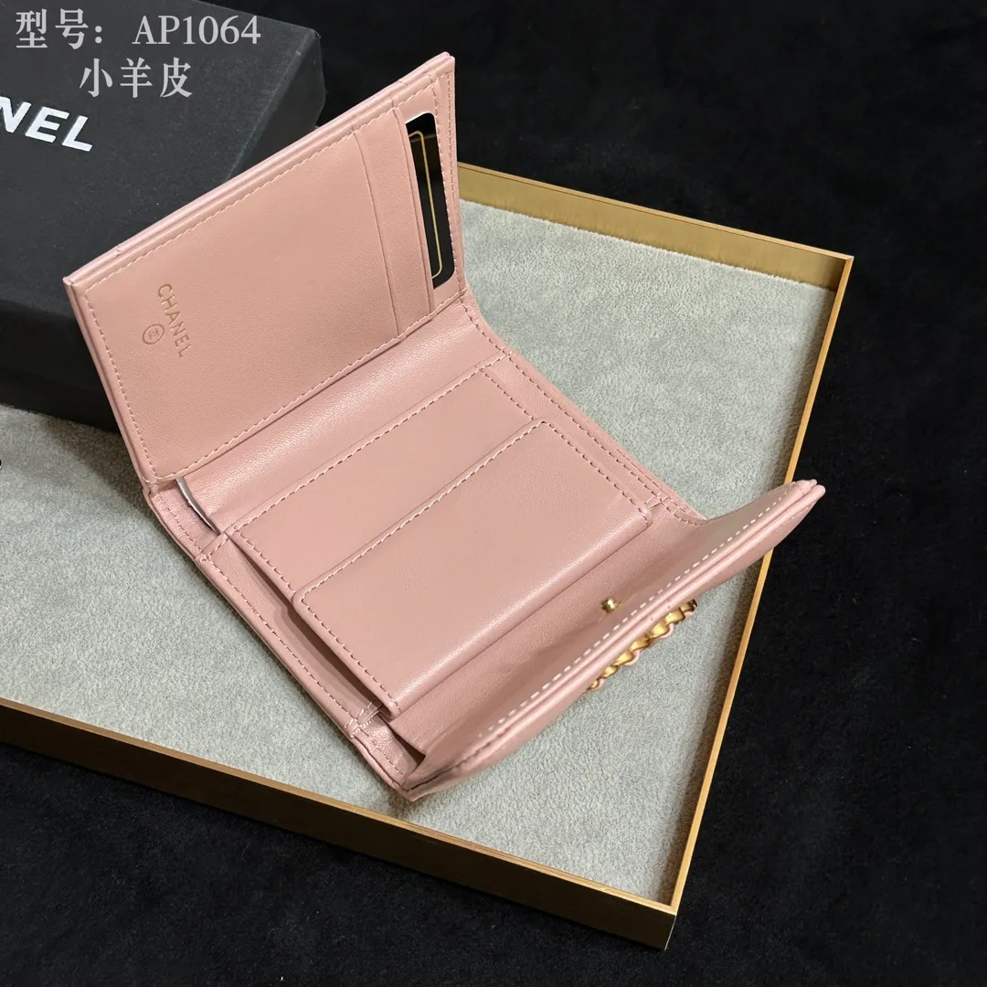 💰170 💎Top quality💖 𝑪𝑯𝑨𝑵𝑬𝑳 All sheepskin inside and outside 💕 Grandma’s annual hot 19 series The only series named after the year 2019; it was created by Lafayette and the current design director during his lifetime, witnessing the alternation of the two eras of the brand, uniquely meaningful! The enlarged rhombus pattern presents the leather chain style in the large Double C logo, giving it a strong nostalgic retro style. 19 series small mouth cover pure goat leather! Comes with new luogo. Stylish and elegant/original quality! The details are stunningly beautiful. Model: AP2158. Size: 10.7*9.5*2.7cm
