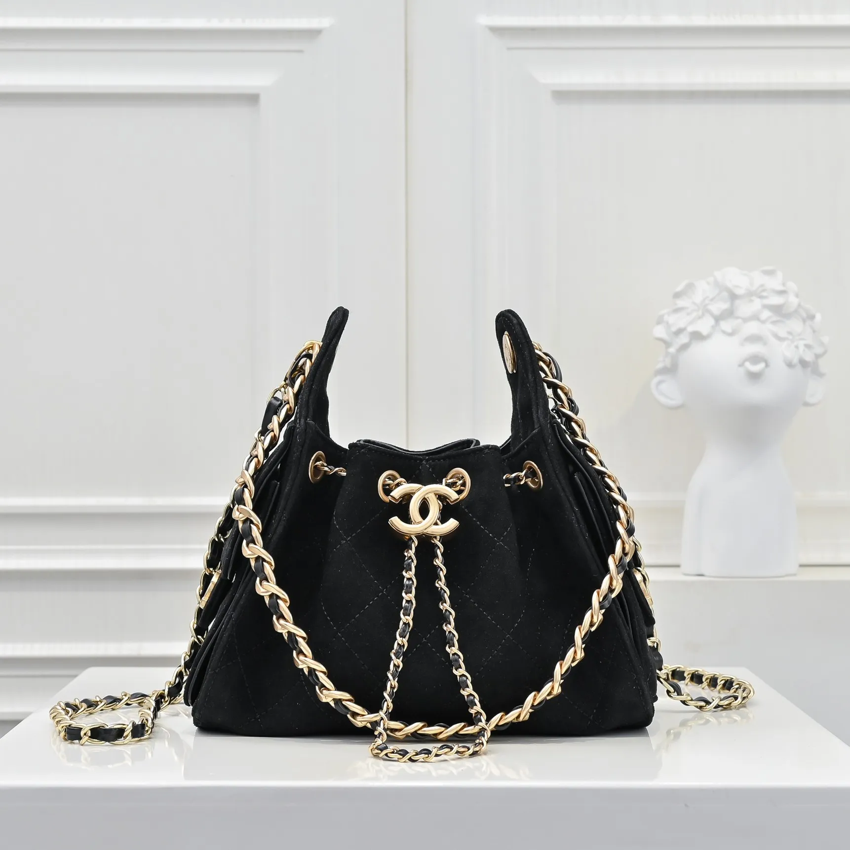 💰520￥Mini chanel 25c bag king matte suede hobo underarm bag hippie underarm bag mini retro gold coin button drawstring bucket bag + diamond pattern + retro black gold classic chain design, full of high-end sense! A must-have for daily travel, with exquisite appearance and delicate texture, it can be easily worn in both casual and formal occasions. It is small and cute and comes with a cross-body chain, which is very nice. Size: 20x22x12.5cm Style number: 7016 Material: frosted
