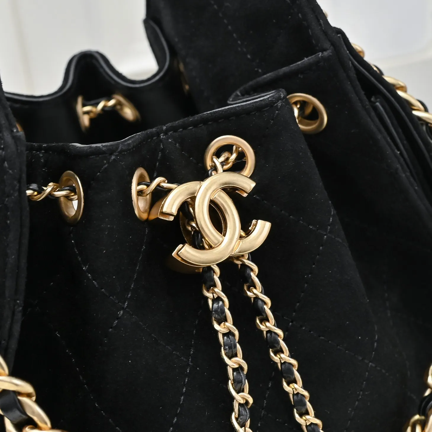 💰520￥Mini chanel 25c bag king matte suede hobo underarm bag hippie underarm bag mini retro gold coin button drawstring bucket bag + diamond pattern + retro black gold classic chain design, full of high-end sense! A must-have for daily travel, with exquisite appearance and delicate texture, it can be easily worn in both casual and formal occasions. It is small and cute and comes with a cross-body chain, which is very nice. Size: 20x22x12.5cm Style number: 7016 Material: frosted
