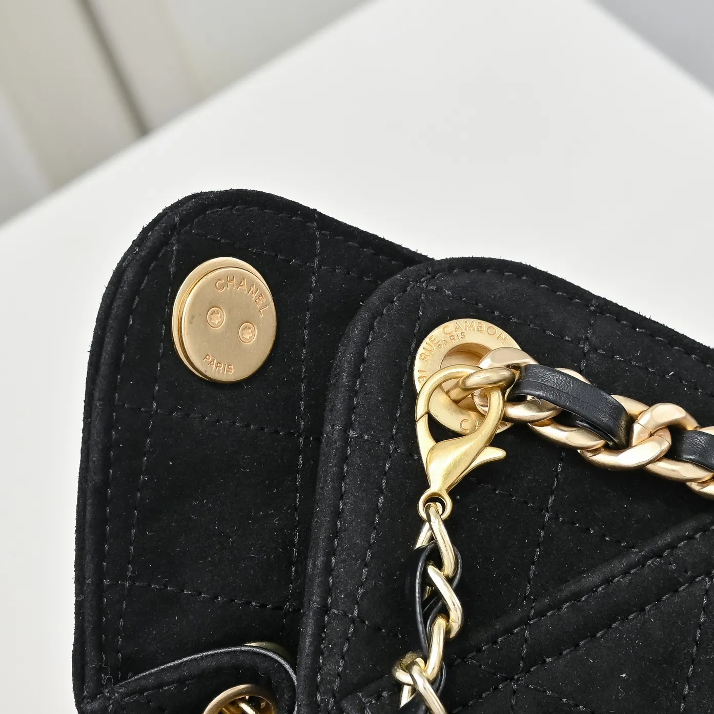 💰520￥Mini chanel 25c bag king matte suede hobo underarm bag hippie underarm bag mini retro gold coin button drawstring bucket bag + diamond pattern + retro black gold classic chain design, full of high-end sense! A must-have for daily travel, with exquisite appearance and delicate texture, it can be easily worn in both casual and formal occasions. It is small and cute and comes with a cross-body chain, which is very nice. Size: 20x22x12.5cm Style number: 7016 Material: frosted