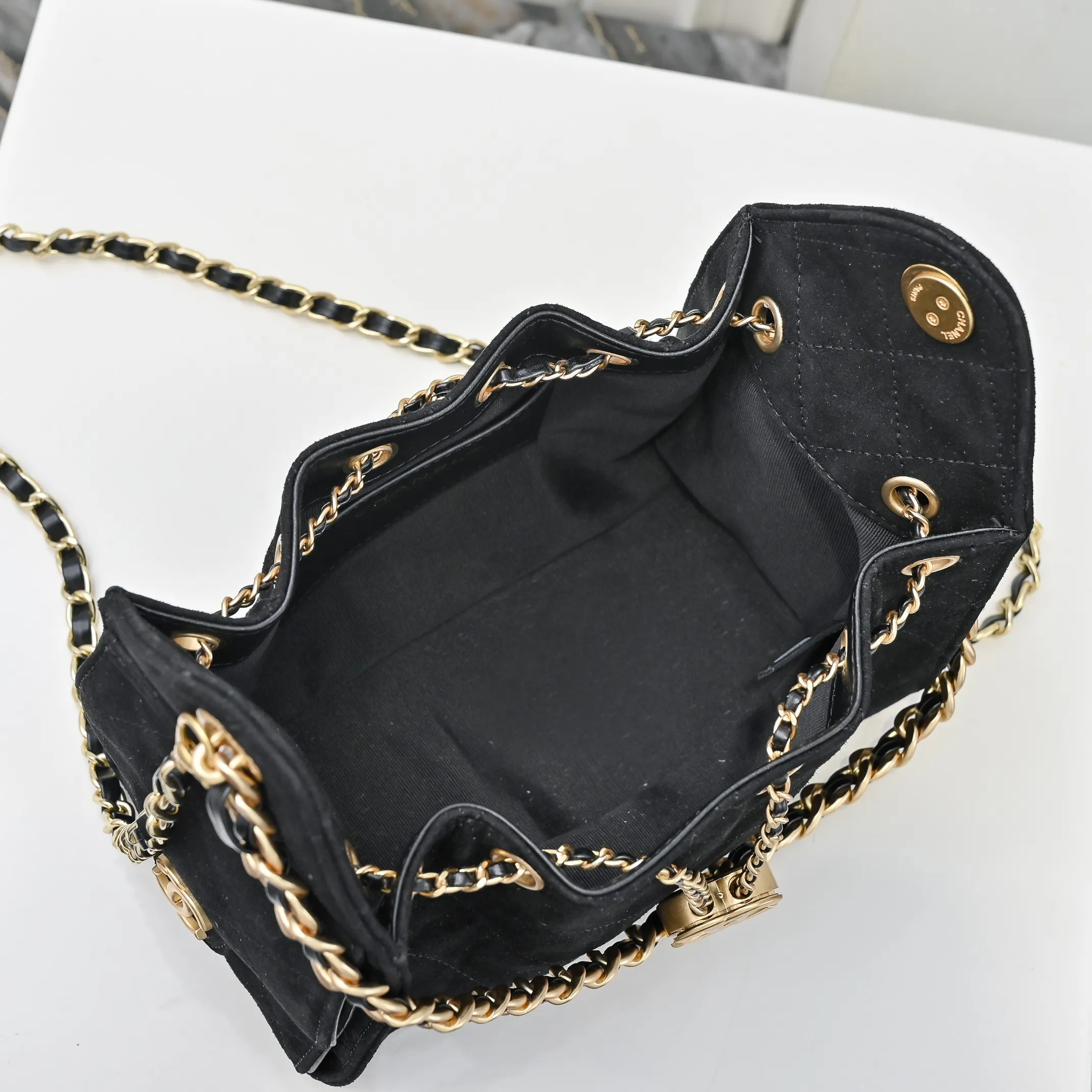 💰520￥Mini chanel 25c bag king matte suede hobo underarm bag hippie underarm bag mini retro gold coin button drawstring bucket bag + diamond pattern + retro black gold classic chain design, full of high-end sense! A must-have for daily travel, with exquisite appearance and delicate texture, it can be easily worn in both casual and formal occasions. It is small and cute and comes with a cross-body chain, which is very nice. Size: 20x22x12.5cm Style number: 7016 Material: frosted