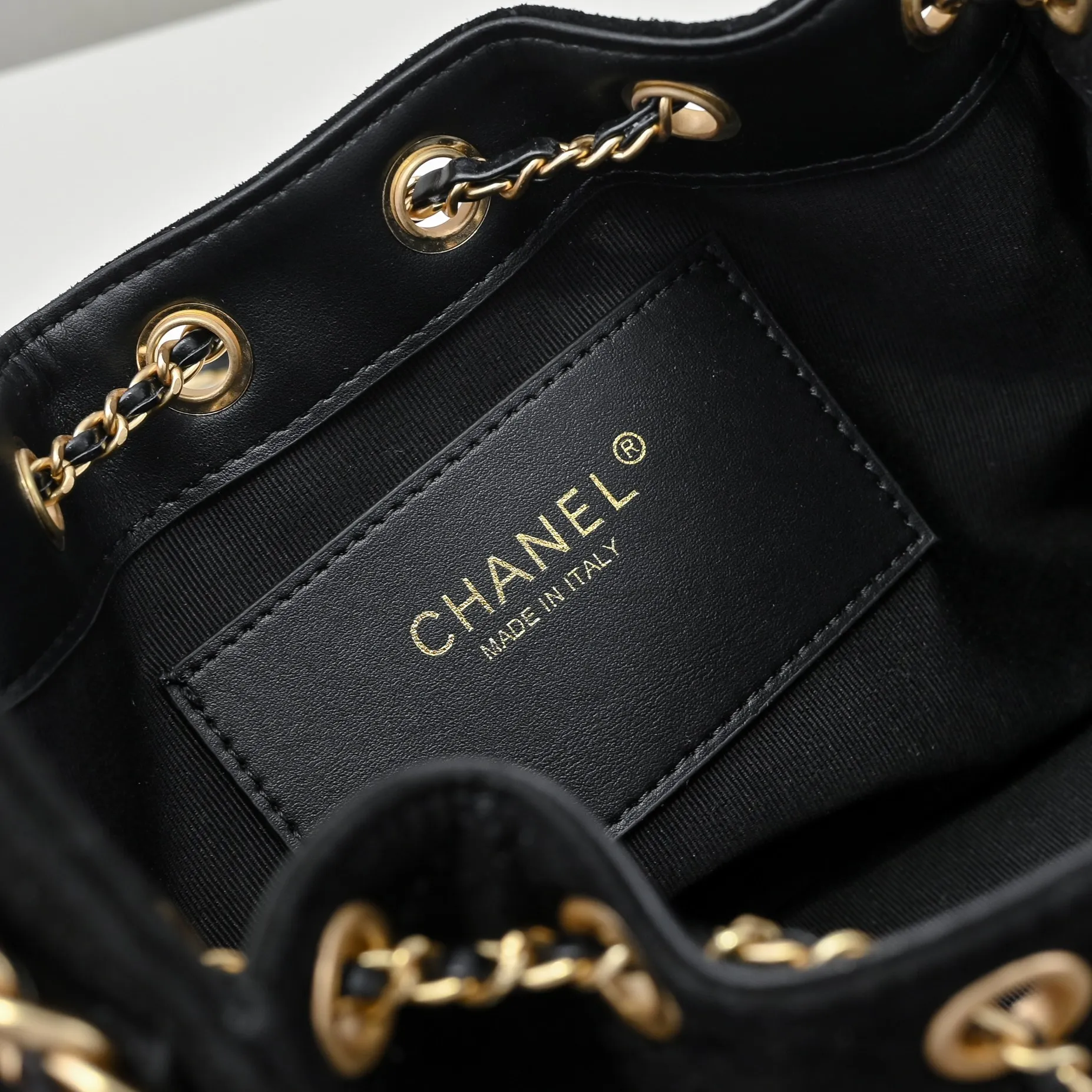 💰520￥Mini chanel 25c bag king matte suede hobo underarm bag hippie underarm bag mini retro gold coin button drawstring bucket bag + diamond pattern + retro black gold classic chain design, full of high-end sense! A must-have for daily travel, with exquisite appearance and delicate texture, it can be easily worn in both casual and formal occasions. It is small and cute and comes with a cross-body chain, which is very nice. Size: 20x22x12.5cm Style number: 7016 Material: frosted