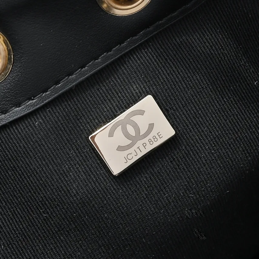 💰520￥Mini chanel 25c bag king matte suede hobo underarm bag hippie underarm bag mini retro gold coin button drawstring bucket bag + diamond pattern + retro black gold classic chain design, full of high-end sense! A must-have for daily travel, with exquisite appearance and delicate texture, it can be easily worn in both casual and formal occasions. It is small and cute and comes with a cross-body chain, which is very nice. Size: 20x22x12.5cm Style number: 7016 Material: frosted