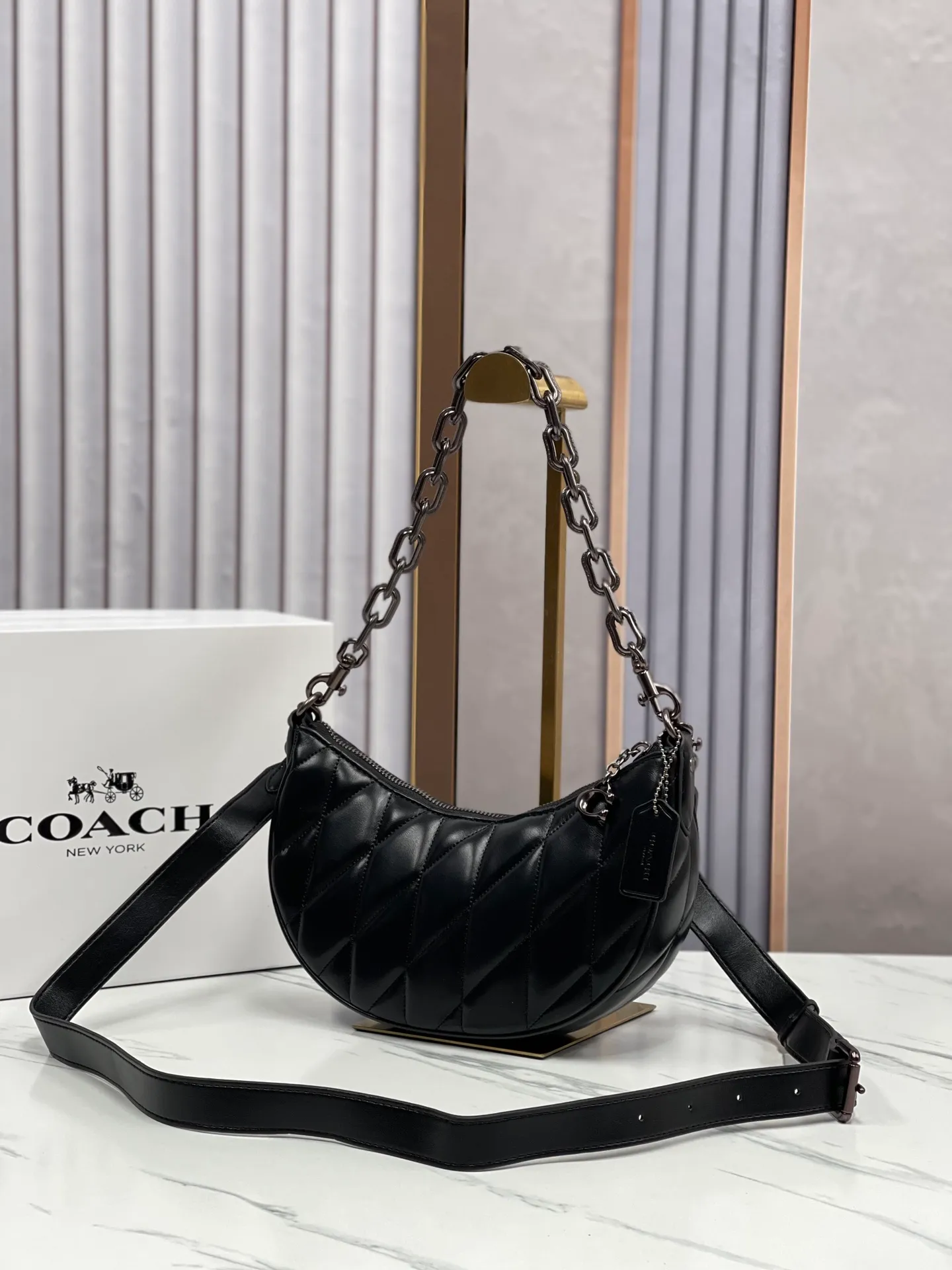 Top original order p460💰COACH/Coach’s new women’s bag armpit bag PILLOW quilted MIRA shoulder bag model CP396. Dimensions 23×16×6.