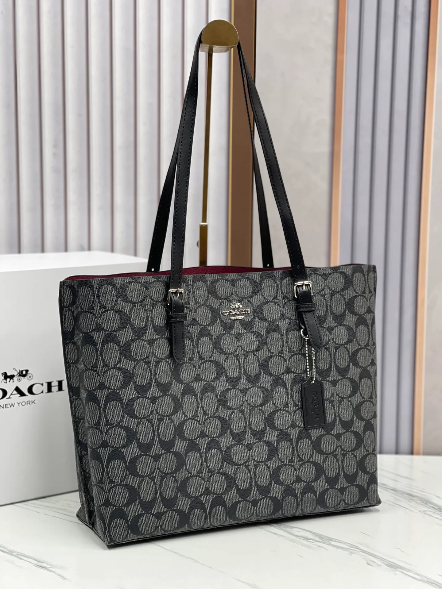 Top original order batch 440¥ Coach counter model mollie tote series, model 1665 New tote bag, the latest style, with compartments and zippers, convenient and private, it will make you consciously classify and load. New bag appearance, large capacity, original opening. Size approximately 34/13/28,