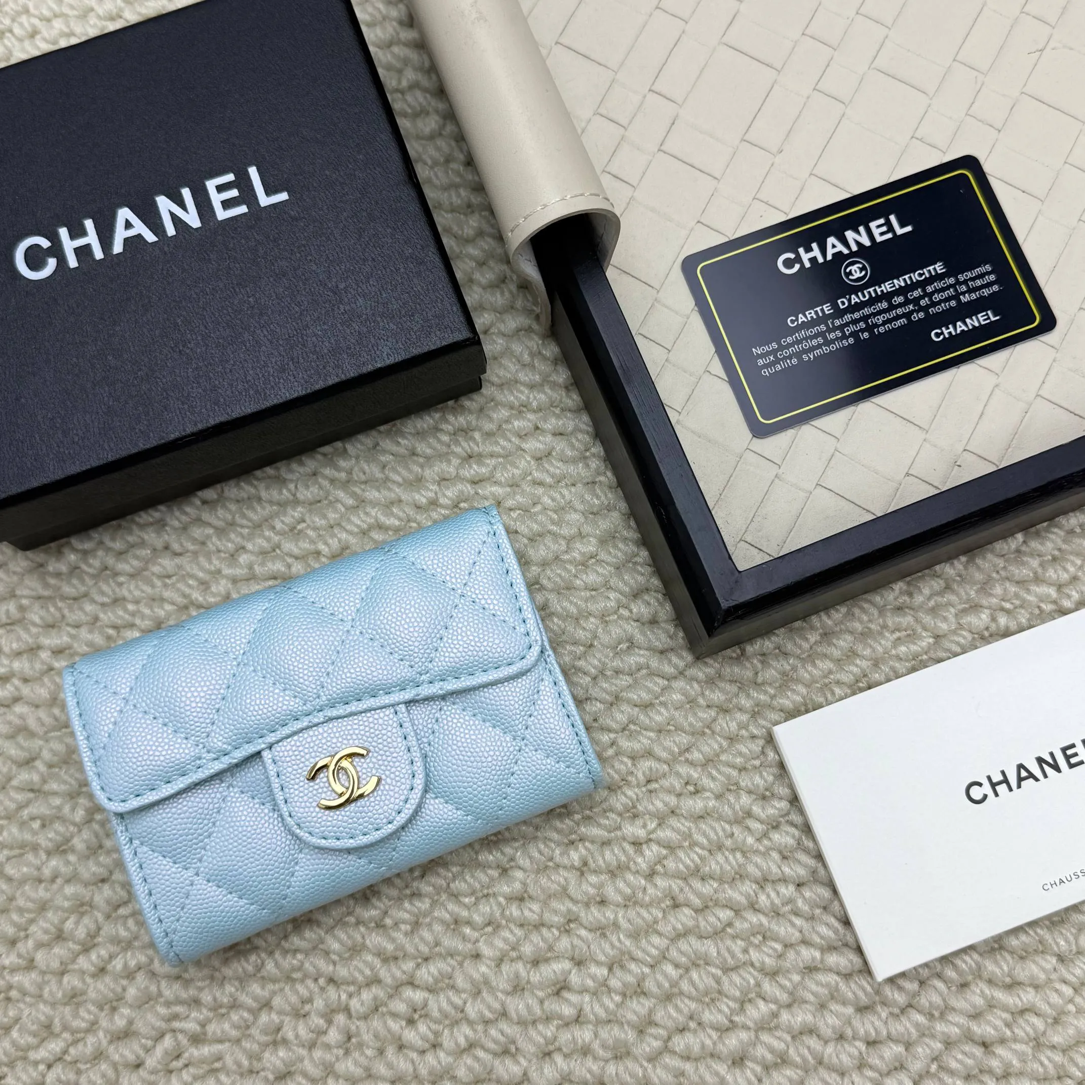 💰130 Chanel’s new product🍃card holder has arrived🍃. This card holder is more practical with an inner zipper😘The details are so beautiful, model number P468, size 11*8.5*3cm.