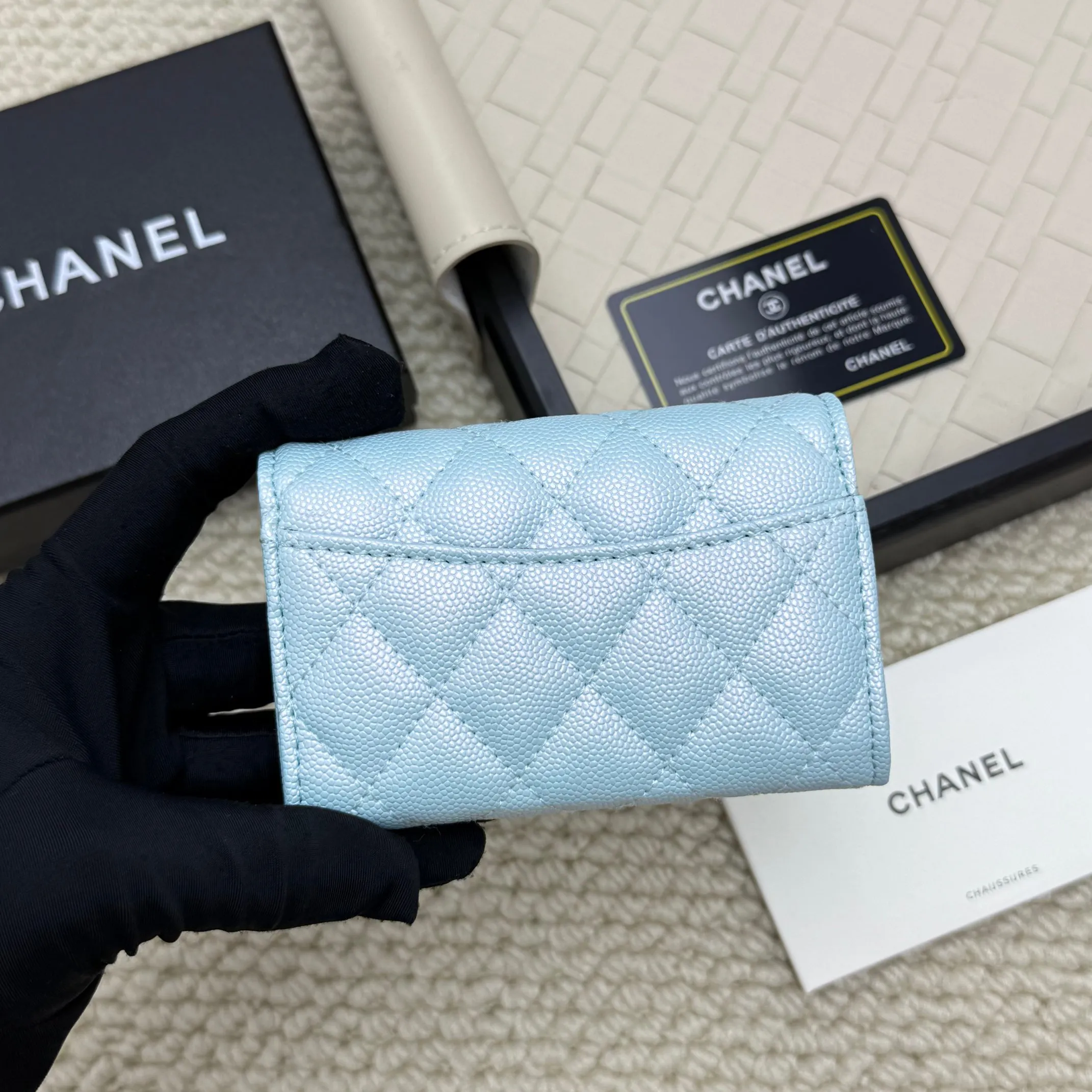 💰130 Chanel’s new product🍃card holder has arrived🍃. This card holder is more practical with an inner zipper😘The details are so beautiful, model number P468, size 11*8.5*3cm.