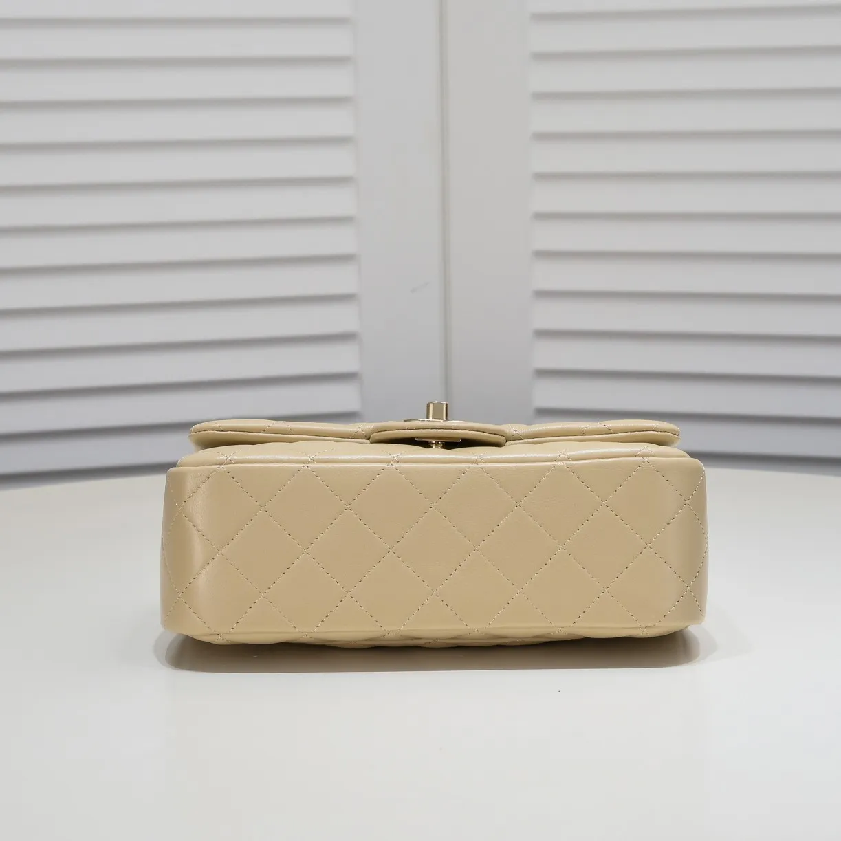 💰320￥Apricot CF versatile lambskin🌹 Chanel💃🏻‼ ️Eternal classic style [shy] noble temperament💃🏻favorite of celebrities🌟soft leather and high-end👍counter hardware exquisite workmanship to reject flaws [strong] both dazzling and feminine 😝[strong] luxurious and durable🌟Size: 20*14*7cm Style number: 1116