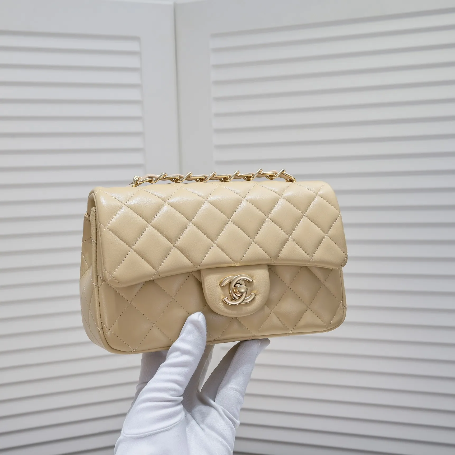 💰320￥Apricot CF versatile lambskin🌹 Chanel💃🏻‼ ️Eternal classic style [shy] noble temperament💃🏻favorite of celebrities🌟soft leather and high-end👍counter hardware exquisite workmanship to reject flaws [strong] both dazzling and feminine 😝[strong] luxurious and durable🌟Size: 20*14*7cm Style number: 1116