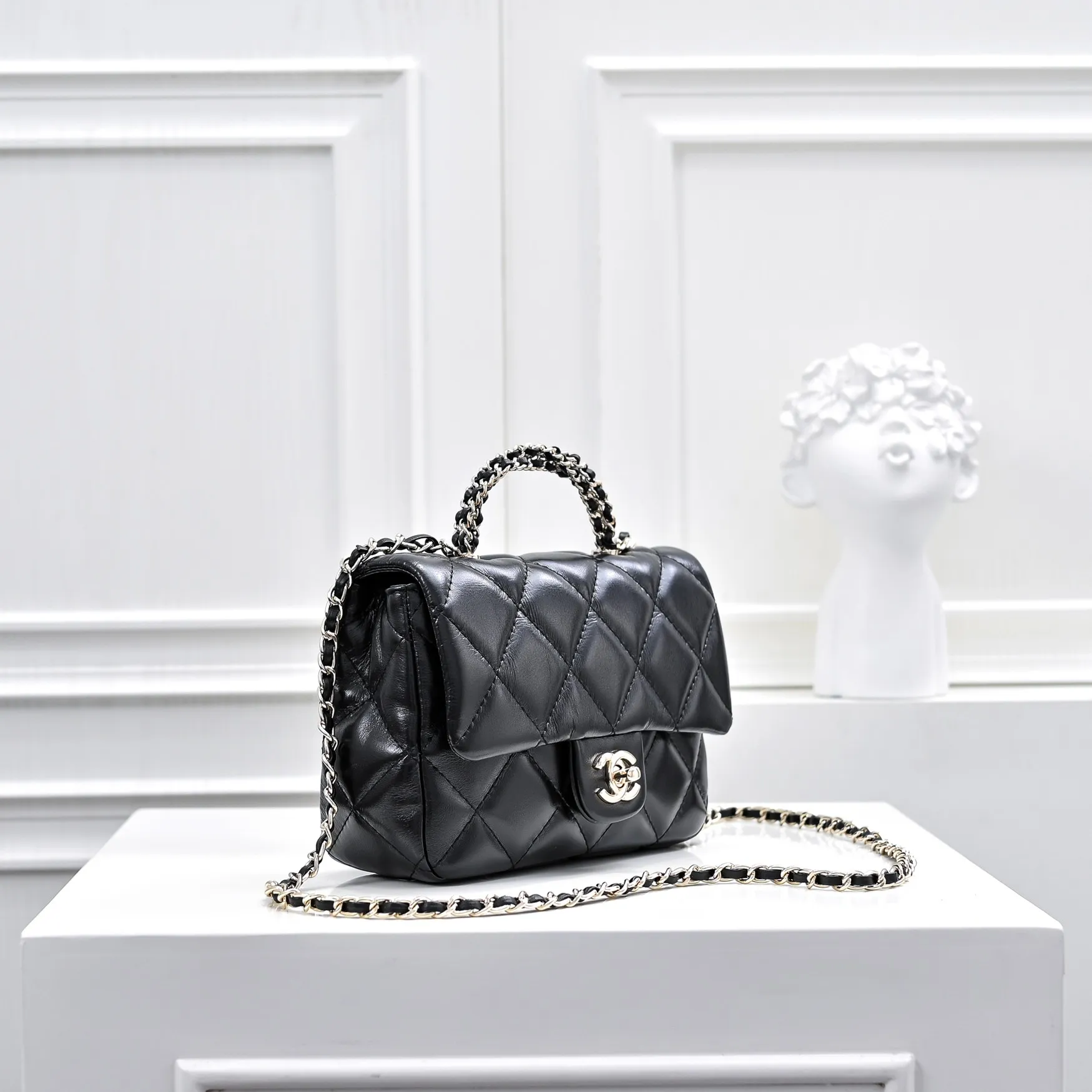 💰420￥Small size👑Chanel24B new series woc. The first layer of oil wax leather is both beautiful and very resistant. The twist handle is a new height of "twist-like" metal chain handle. It is an integrated fixed handle composed of three non-connected chains. Small size: 17x10cm, style number: 367