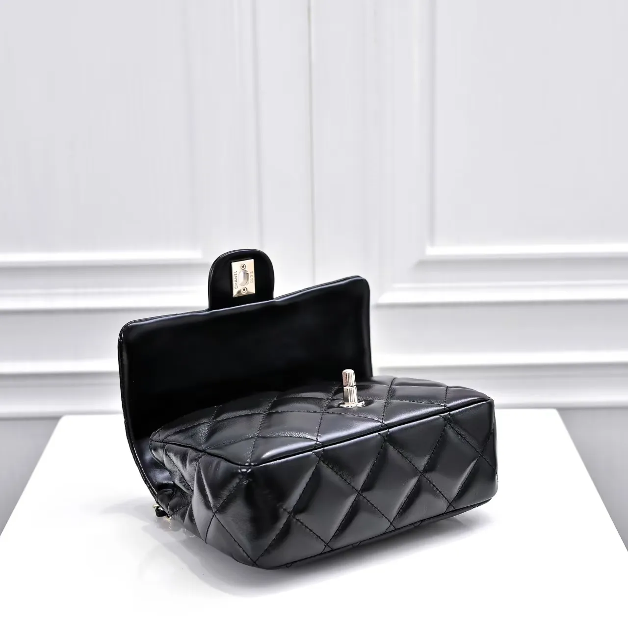 💰420￥Small size👑Chanel24B new series woc. The first layer of oil wax leather is both beautiful and very resistant. The twist handle is a new height of "twist-like" metal chain handle. It is an integrated fixed handle composed of three non-connected chains. Small size: 17x10cm, style number: 367