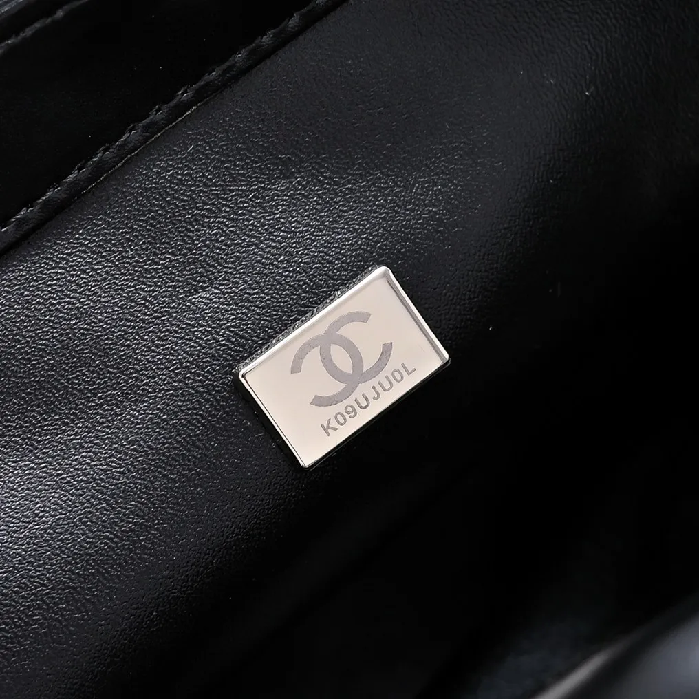 💰420￥Small size👑Chanel24B new series woc. The first layer of oil wax leather is both beautiful and very resistant. The twist handle is a new height of "twist-like" metal chain handle. It is an integrated fixed handle composed of three non-connected chains. Small size: 17x10cm, style number: 367