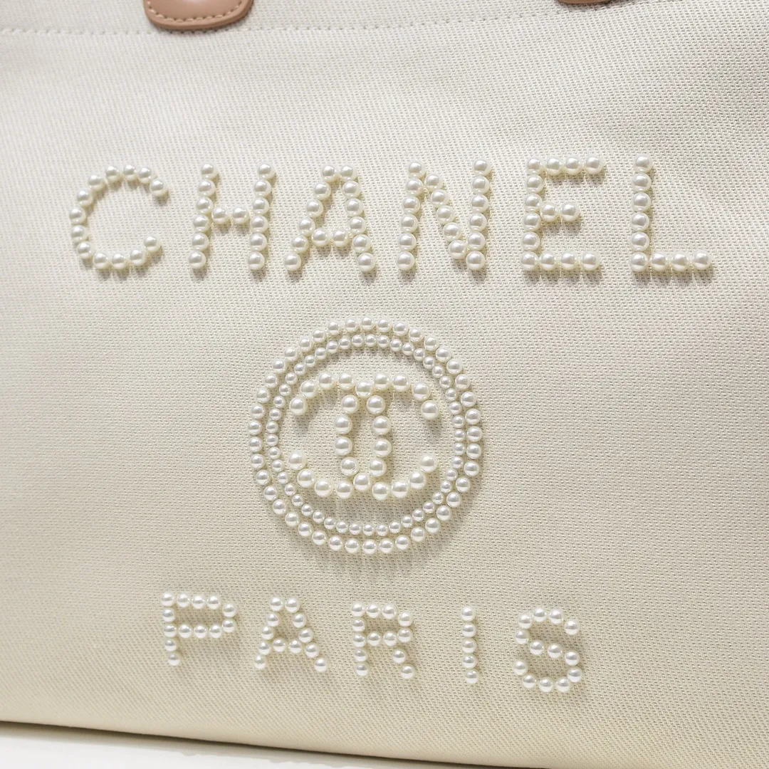 💰380￥4100 The most beautiful holiday style shopping bag in spring and summer. Chanel tote chain canvas beach bag in stock. New stripe😻✨This beach bag shopping bag is made of canvas material. Its simple and casual design is very popular. It is large in capacity and light and fashionable. In addition to being suitable for daily use, it is also more suitable for relaxed and casual wear when traveling. It is extremely practical! 💙 Size: 38*30*21cm / Style number: 66941