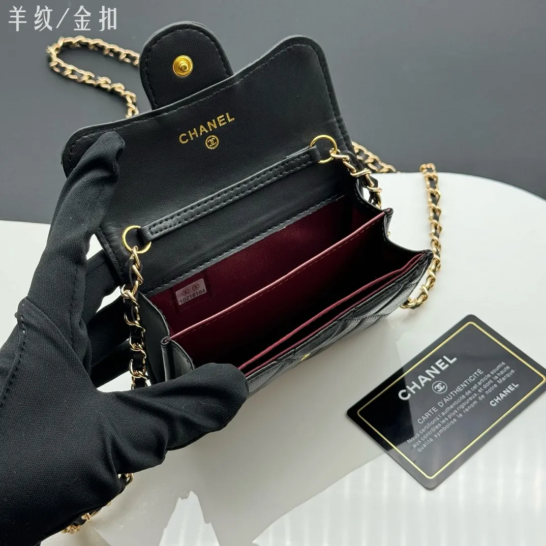 💰170 💎Top quality💖 Comes with gift box 𝑪𝑯𝑨𝑵𝑬𝑳Chanel Sheep pattern/black gold classic chain evening bag lambskin 💌CF series mini evening chain bag has a sense of design, the handle shape is clamshell decoration, exquisite and elegant, high-end retro. It can be worn as a crossbody or as a hand-held evening bag The chain can be wrapped twice around the bottom of the cover and can be used under the armpits. It has a practical soul and a good-looking appearance. I have to recommend it. It can hold mobile phones and card slots, and it looks good when going out. The two built-in compartments with a pattern have a large capacity and a back pocket, which is really convenient. Style number: AP506 Size 12x8.5x2.5cm