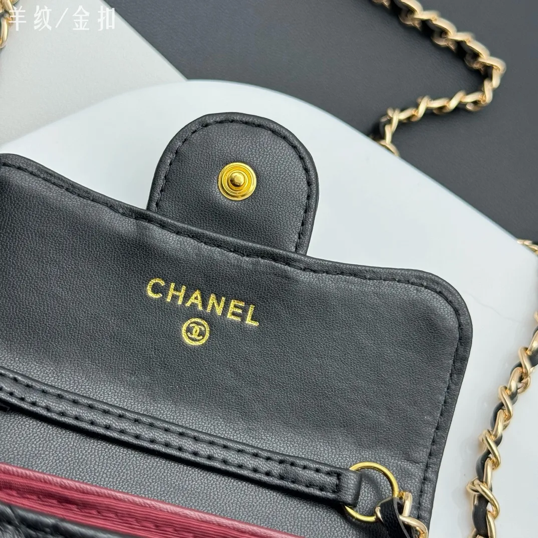 💰170 💎Top quality💖 Comes with gift box 𝑪𝑯𝑨𝑵𝑬𝑳Chanel Sheep pattern/black gold classic chain evening bag lambskin 💌CF series mini evening chain bag has a sense of design, the handle shape is clamshell decoration, exquisite and elegant, high-end retro. It can be worn as a crossbody or as a hand-held evening bag The chain can be wrapped twice around the bottom of the cover and can be used under the armpits. It has a practical soul and a good-looking appearance. I have to recommend it. It can hold mobile phones and card slots, and it looks good when going out. The two built-in compartments with a pattern have a large capacity and a back pocket, which is really convenient. Style number: AP506 Size 12x8.5x2.5cm