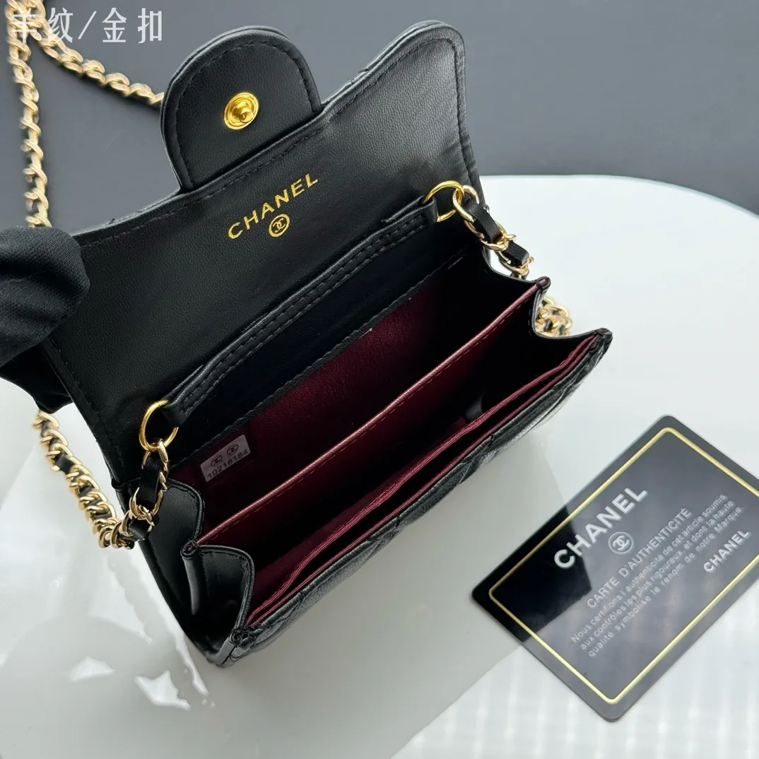 💰170 💎Top quality💖 Comes with gift box 𝑪𝑯𝑨𝑵𝑬𝑳Chanel Sheep pattern/black gold classic chain evening bag lambskin 💌CF series mini evening chain bag has a sense of design, the handle shape is clamshell decoration, exquisite and elegant, high-end retro. It can be worn as a crossbody or as a hand-held evening bag The chain can be wrapped twice around the bottom of the cover and can be used under the armpits. It has a practical soul and a good-looking appearance. I have to recommend it. It can hold mobile phones and card slots, and it looks good when going out. The two built-in compartments with a pattern have a large capacity and a back pocket, which is really convenient. Style number: AP506 Size 12x8.5x2.5cm