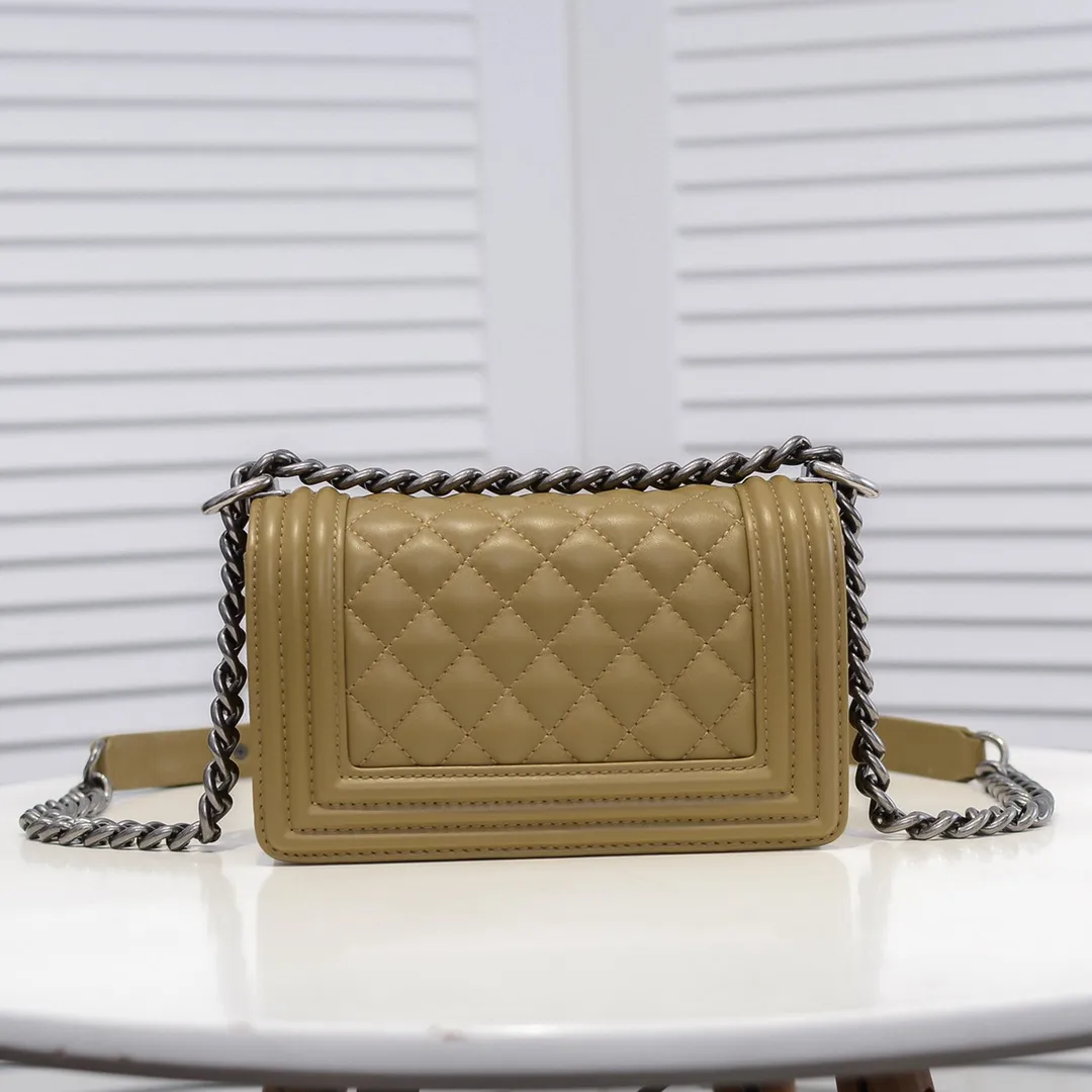 💰400￥ (Full sheepskin with original hardware) [Smile] Chanel Chanel 👑 Lambskin [Lightning] Thickened electroplated hardware accessories 🌈 The workmanship is comparable to the original order 💪 The bottom can be pinched and rebounded without trace, absolutely spot-on and real-life, fashionable and durable 💪💪 High-end quality, no pressure in and out of the drill cabinet 💏, size 20*12*7cm, style number 67085
