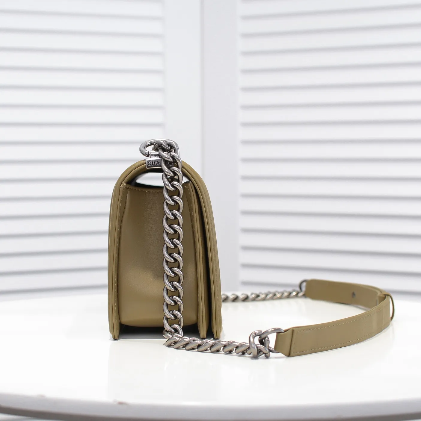 💰420￥ (Full sheepskin with original hardware) [Smile] Chanel Chanel 👑 Lambskin [Lightning] Thickened electroplated hardware accessories 🌈 The workmanship is comparable to the original order 💪 The bottom can be pinched and rebounded without trace, absolutely spot-on and real-life, fashionable and durable 💪💪 High-end quality, no pressure in and out of the drill cabinet 💏, size 25*15*8cm Style number: 67086