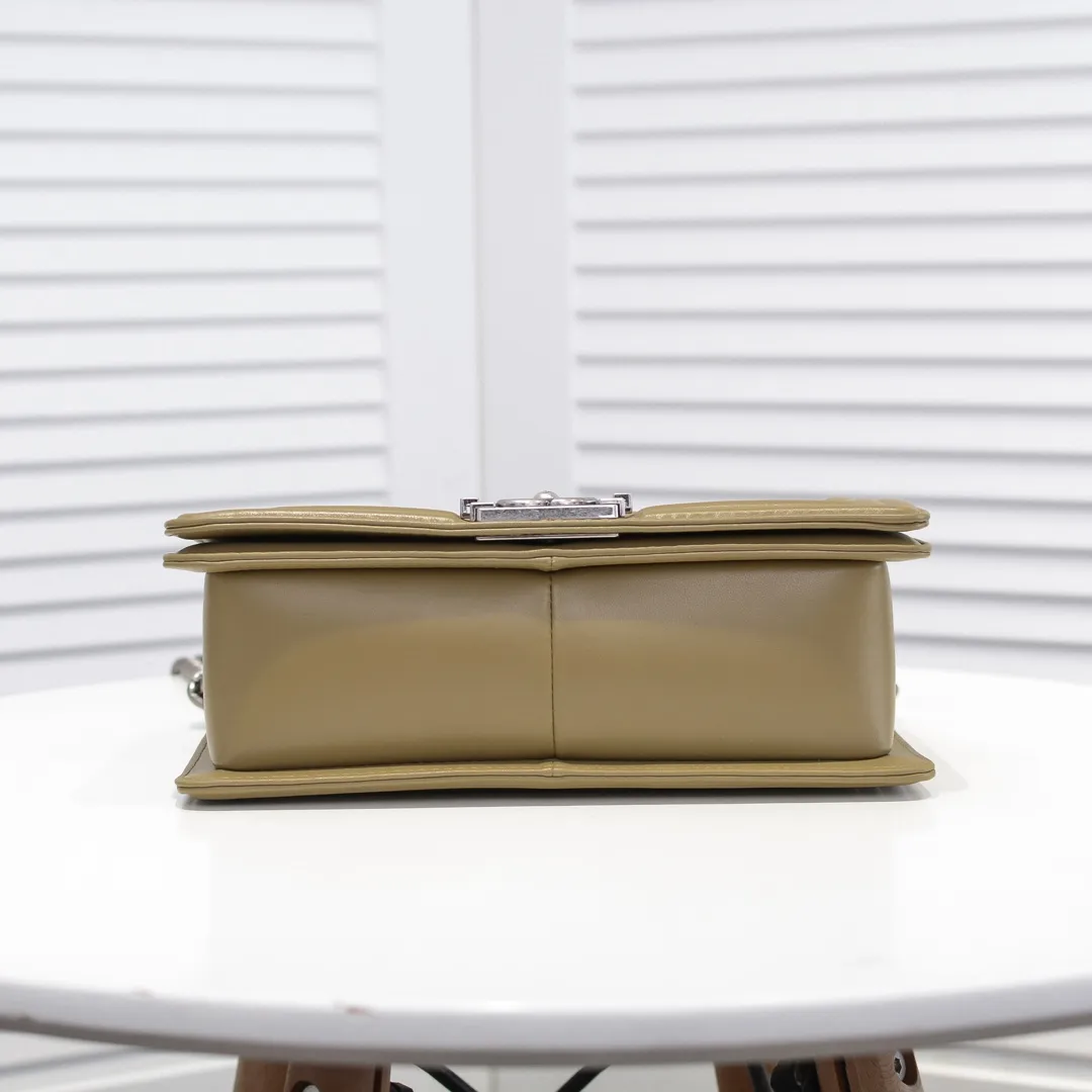 💰420￥ (Full sheepskin with original hardware) [Smile] Chanel Chanel 👑 Lambskin [Lightning] Thickened electroplated hardware accessories 🌈 The workmanship is comparable to the original order 💪 The bottom can be pinched and rebounded without trace, absolutely spot-on and real-life, fashionable and durable 💪💪 High-end quality, no pressure in and out of the drill cabinet 💏, size 25*15*8cm Style number: 67086