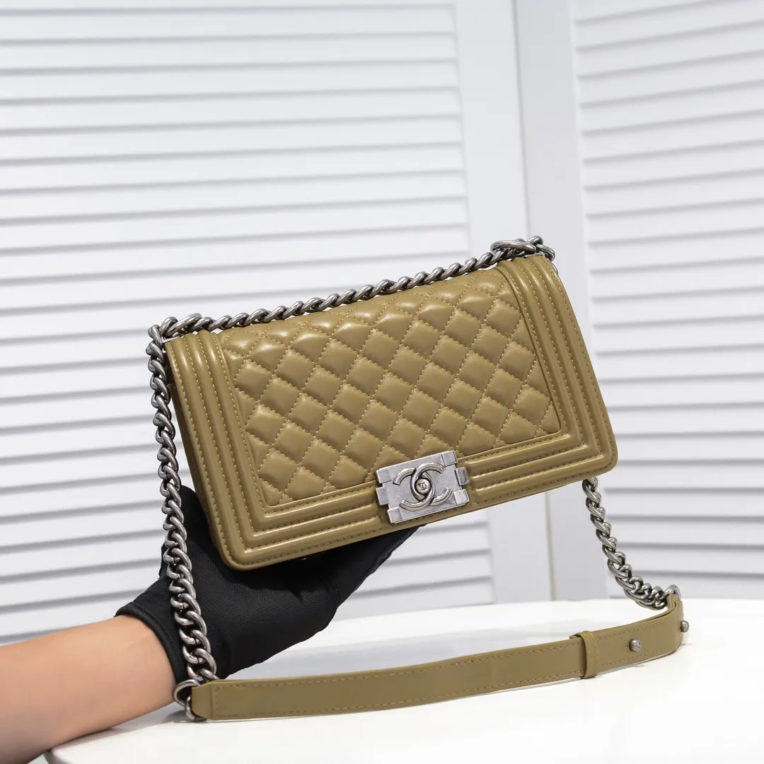 💰420￥ (Full sheepskin with original hardware) [Smile] Chanel Chanel 👑 Lambskin [Lightning] Thickened electroplated hardware accessories 🌈 The workmanship is comparable to the original order 💪 The bottom can be pinched and rebounded without trace, absolutely spot-on and real-life, fashionable and durable 💪💪 High-end quality, no pressure in and out of the drill cabinet 💏, size 25*15*8cm Style number: 67086