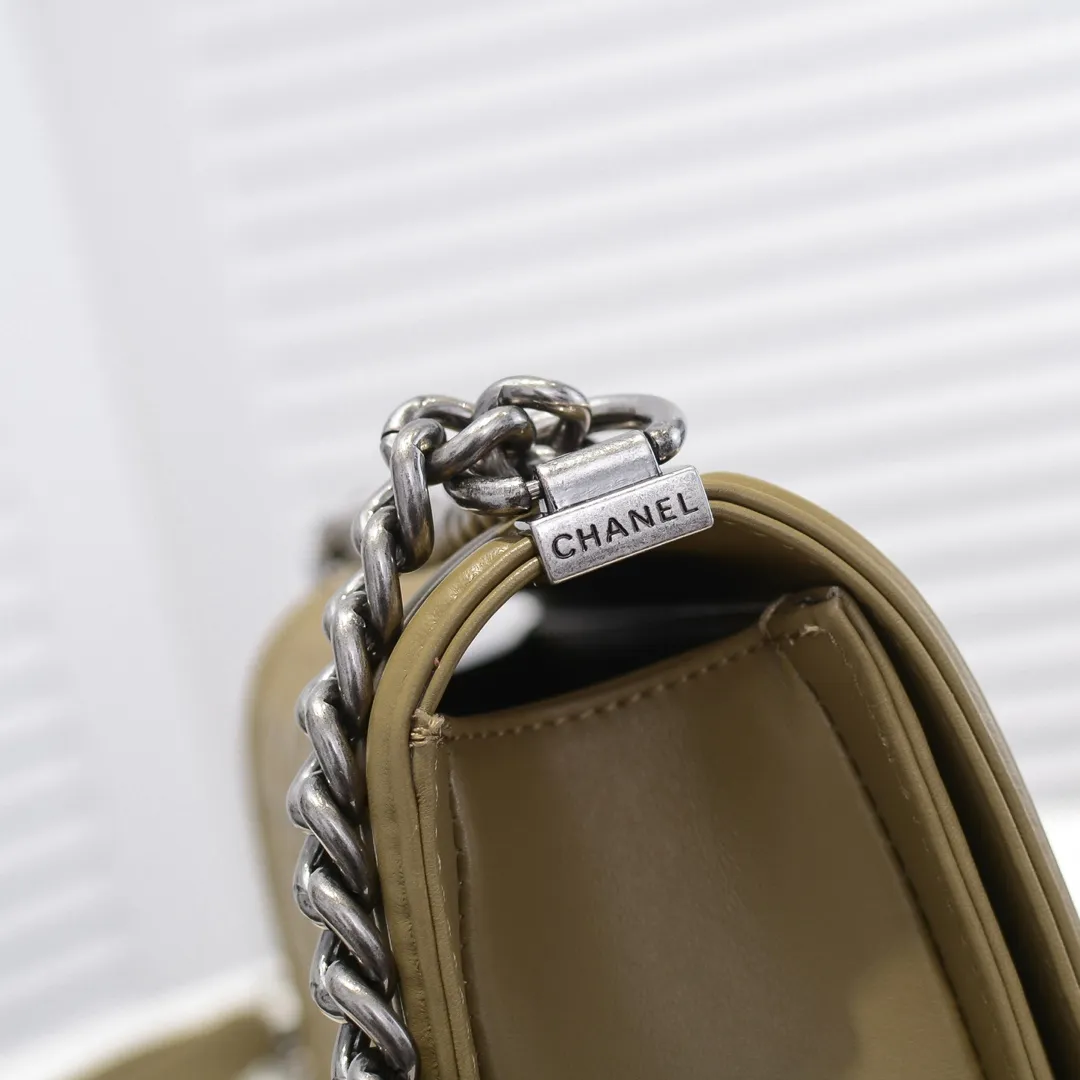 💰420￥ (Full sheepskin with original hardware) [Smile] Chanel Chanel 👑 Lambskin [Lightning] Thickened electroplated hardware accessories 🌈 The workmanship is comparable to the original order 💪 The bottom can be pinched and rebounded without trace, absolutely spot-on and real-life, fashionable and durable 💪💪 High-end quality, no pressure in and out of the drill cabinet 💏, size 25*15*8cm Style number: 67086