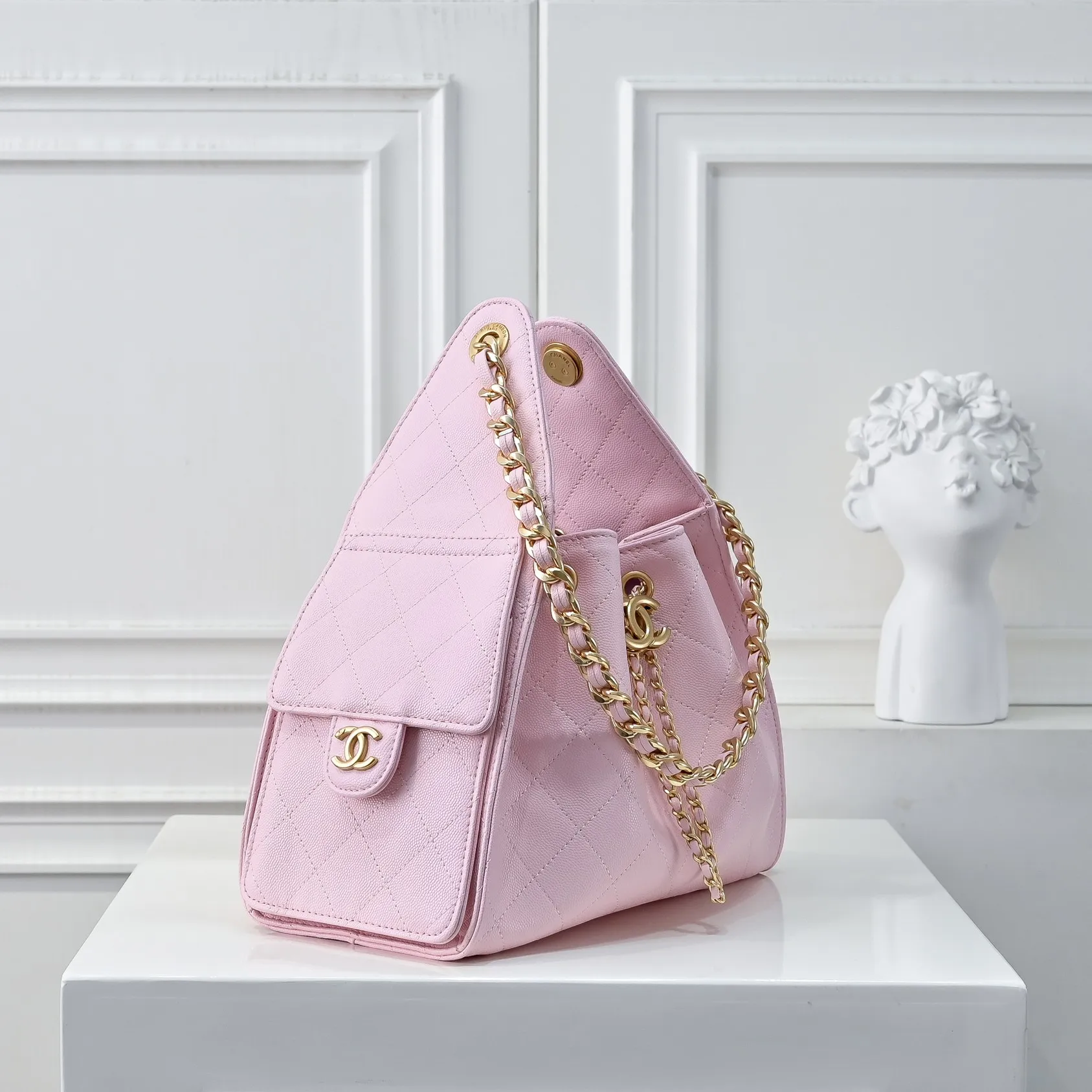 💰500￥Upgraded version of chanel 25c bag king ball pattern cowhide hobo armpit bag hippie armpit bag small retro gold coin button drawstring bucket bag + rhombus pattern + retro black gold classic chain design, full of high-end sense! A must-have for daily travel, with exquisite appearance and delicate texture, it can be easily worn in both casual and formal occasions. Size: 30x26x14cm Style number: 7071 Material: pink ball pattern