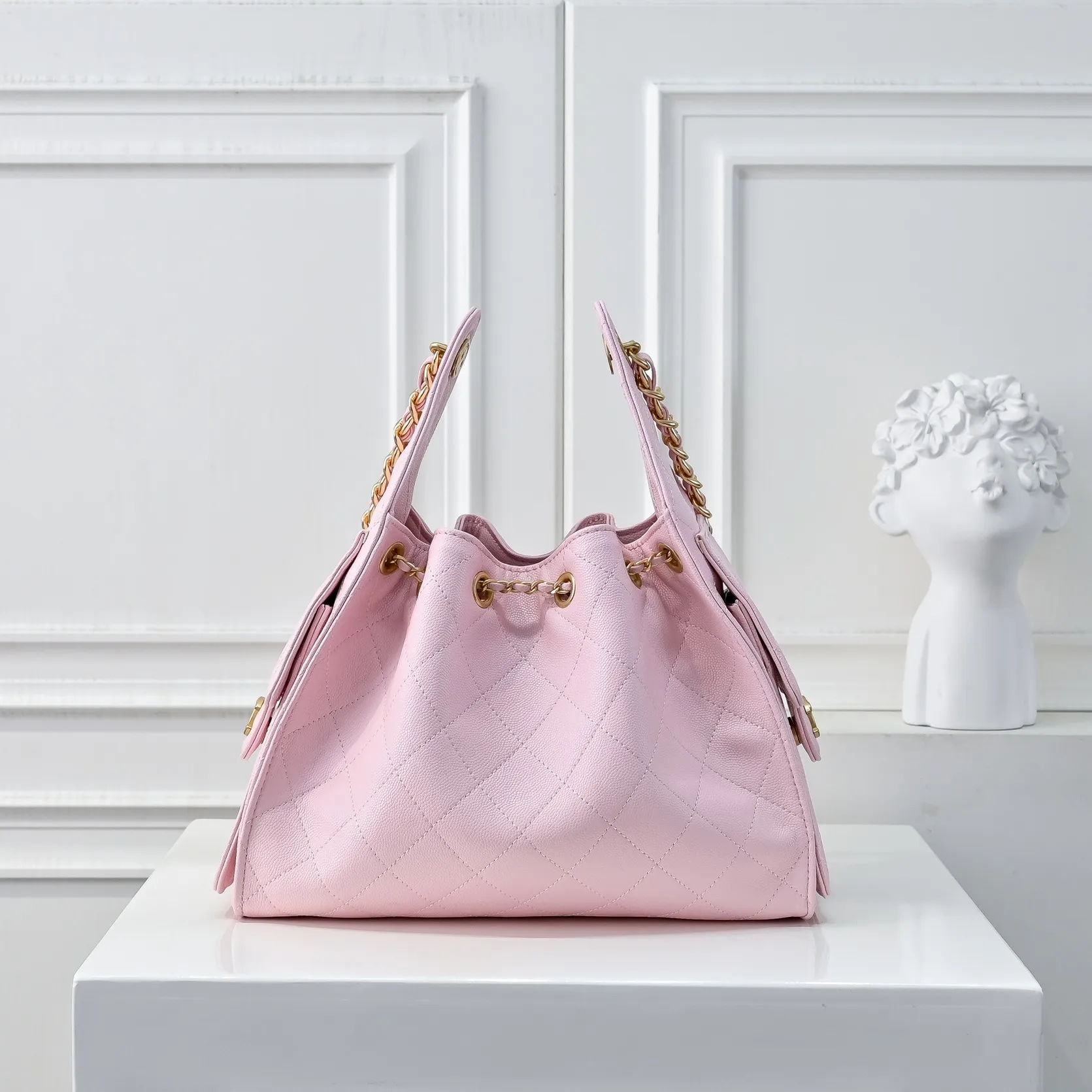 💰500￥Upgraded version of chanel 25c bag king ball pattern cowhide hobo armpit bag hippie armpit bag small retro gold coin button drawstring bucket bag + rhombus pattern + retro black gold classic chain design, full of high-end sense! A must-have for daily travel, with exquisite appearance and delicate texture, it can be easily worn in both casual and formal occasions. Size: 30x26x14cm Style number: 7071 Material: pink ball pattern