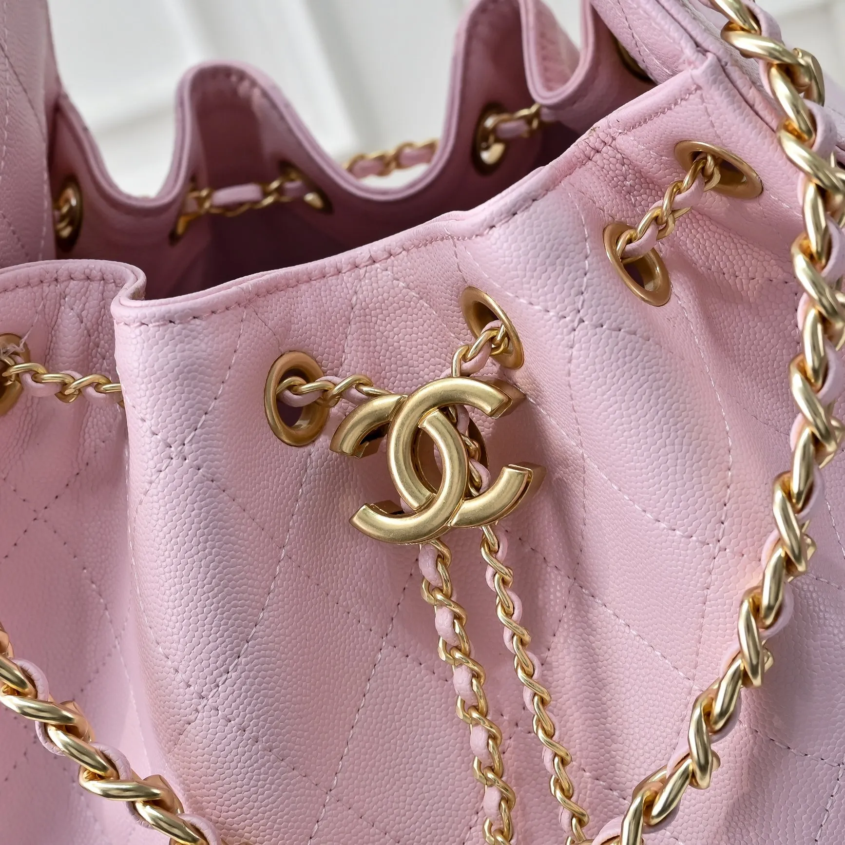 💰500￥Upgraded version of chanel 25c bag king ball pattern cowhide hobo armpit bag hippie armpit bag small retro gold coin button drawstring bucket bag + rhombus pattern + retro black gold classic chain design, full of high-end sense! A must-have for daily travel, with exquisite appearance and delicate texture, it can be easily worn in both casual and formal occasions. Size: 30x26x14cm Style number: 7071 Material: pink ball pattern