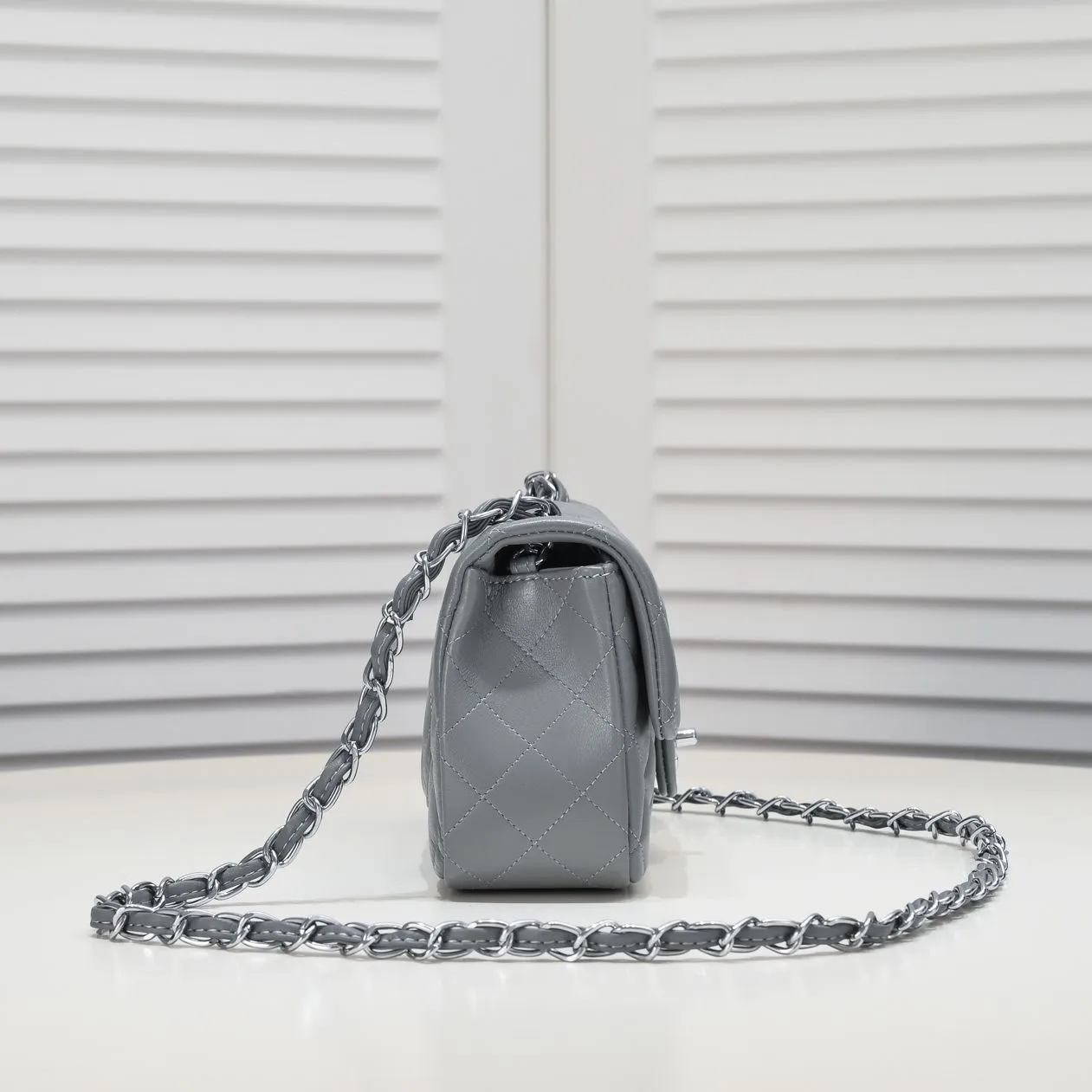 💰320￥Gray CF versatile lambskin🌹 Chanel💃🏻‼ ️Eternal classic style [shy] noble temperament💃🏻favorite of celebrities🌟soft leather and high-end👍counter hardware exquisite workmanship to reject flaws [strong] both dazzling and feminine 😝[strong] luxurious and durable🌟Size: 20*14*7cm Style number: 1116
