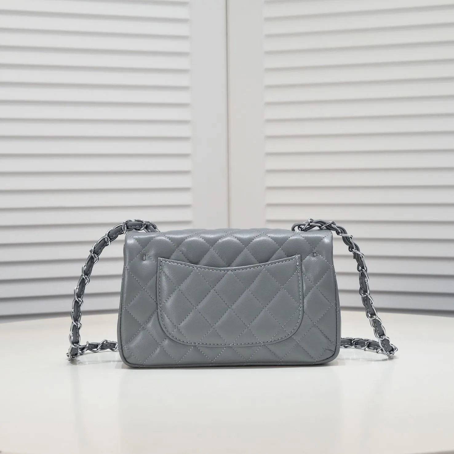 💰320￥Gray CF versatile lambskin🌹 Chanel💃🏻‼ ️Eternal classic style [shy] noble temperament💃🏻favorite of celebrities🌟soft leather and high-end👍counter hardware exquisite workmanship to reject flaws [strong] both dazzling and feminine 😝[strong] luxurious and durable🌟Size: 20*14*7cm Style number: 1116
