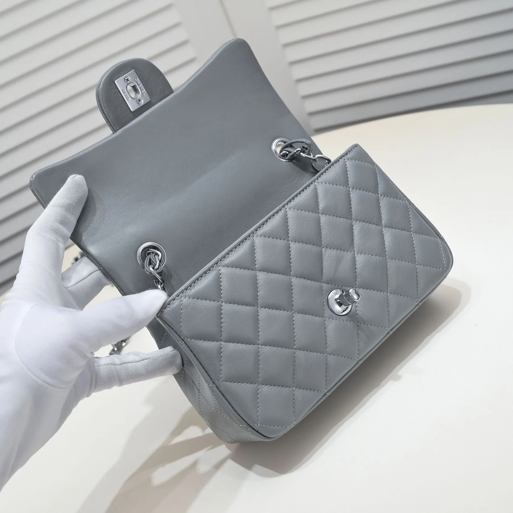 💰320￥Gray CF versatile lambskin🌹 Chanel💃🏻‼ ️Eternal classic style [shy] noble temperament💃🏻favorite of celebrities🌟soft leather and high-end👍counter hardware exquisite workmanship to reject flaws [strong] both dazzling and feminine 😝[strong] luxurious and durable🌟Size: 20*14*7cm Style number: 1116