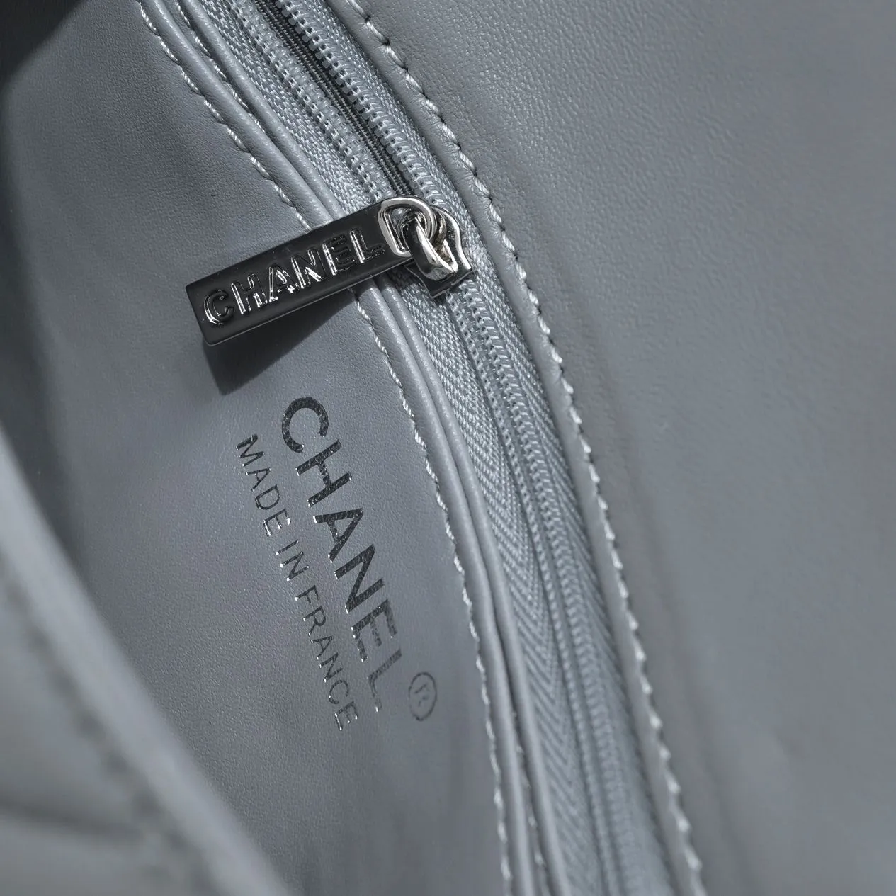 💰320￥Gray CF versatile lambskin🌹 Chanel💃🏻‼ ️Eternal classic style [shy] noble temperament💃🏻favorite of celebrities🌟soft leather and high-end👍counter hardware exquisite workmanship to reject flaws [strong] both dazzling and feminine 😝[strong] luxurious and durable🌟Size: 20*14*7cm Style number: 1116