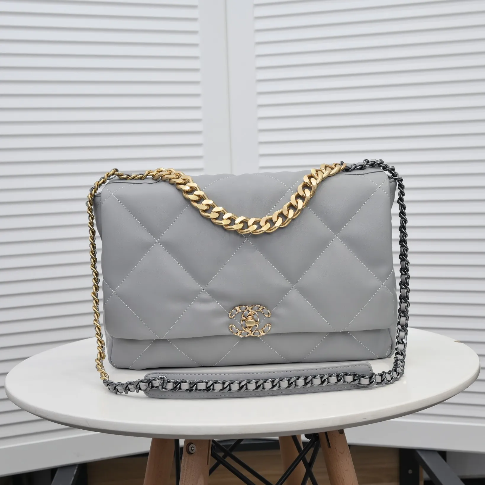 💰480￥The latest hot model of Chanel in large gray size has been shipped📣📣Synchronized with counters🤭Imported cowhide🐂feels very soft. The upper body effect is super good, it can be carried by hand, on one shoulder or cross-body, showing the elegance and charm of women. Hurry up and get it. Style number: 9012. Size: 36*24*14cm.