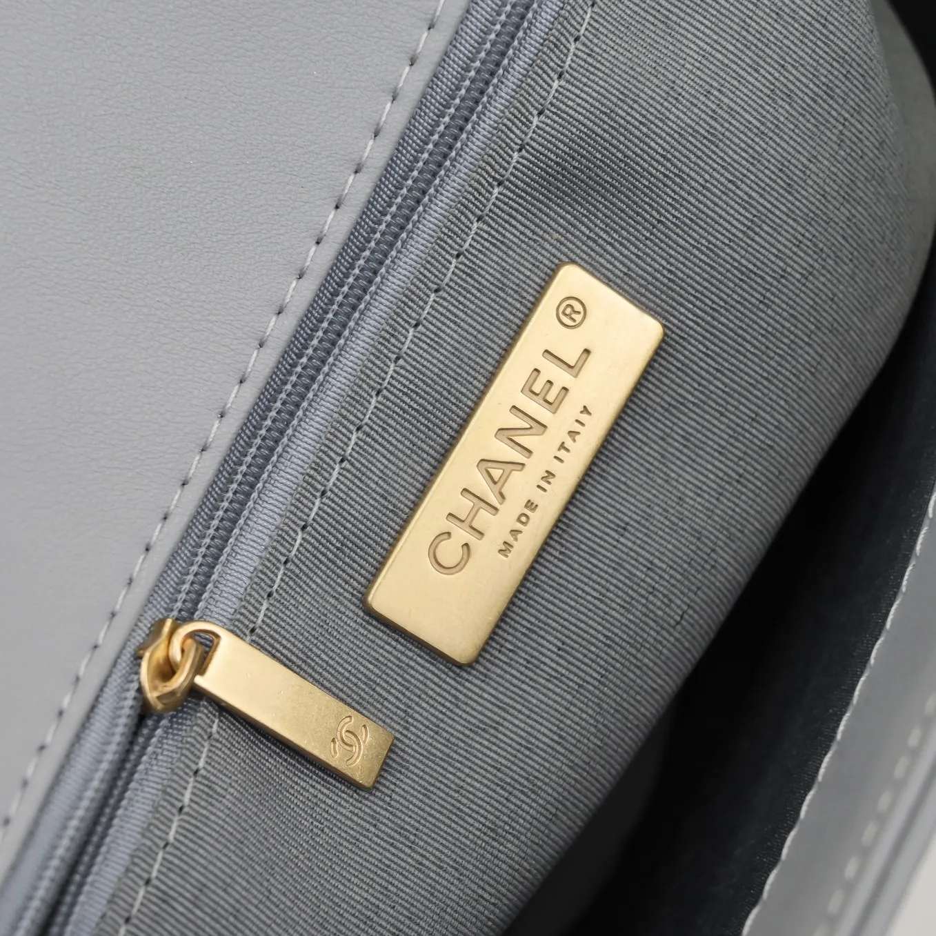 💰480￥The latest hot model of Chanel in large gray size has been shipped📣📣Synchronized with counters🤭Imported cowhide🐂feels very soft. The upper body effect is super good, it can be carried by hand, on one shoulder or cross-body, showing the elegance and charm of women. Hurry up and get it. Style number: 9012. Size: 36*24*14cm.
