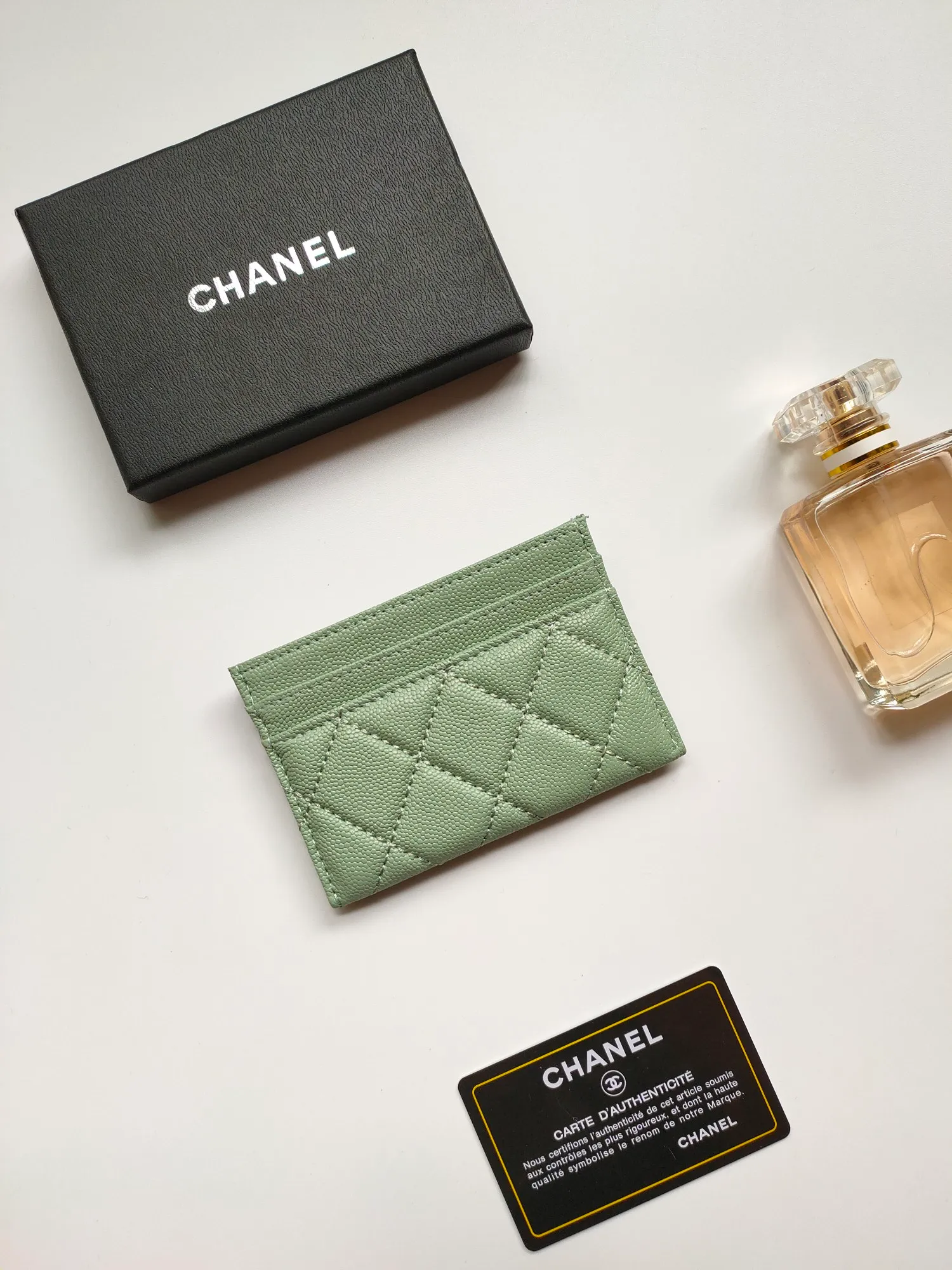 💰110💰Model 3188 CHANEL 22k embossed lgo large double C hardware, official website latest in 2023🆕card holder, caviar medium ball grain cowhide, anti-scratch, super glossy, 3 card slots each put a card, you can also put a card + a few coins in the middle