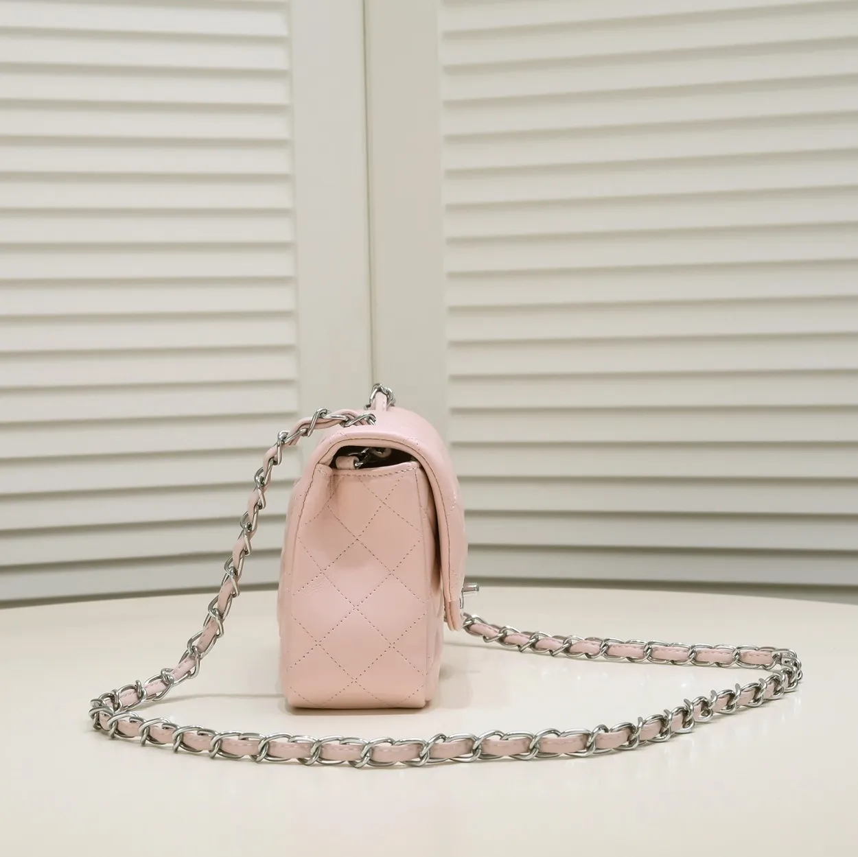 💰320￥Pink CF versatile lambskin🌹 Chanel💃🏻‼ ️Eternal classic style [shy] noble temperament💃🏻favorite of celebrities🌟soft leather and high-end👍counter hardware exquisite workmanship to reject flaws [strong] both dazzling and feminine 😝[strong] luxurious and durable🌟Size: 20*14*7cm Style number: 1116