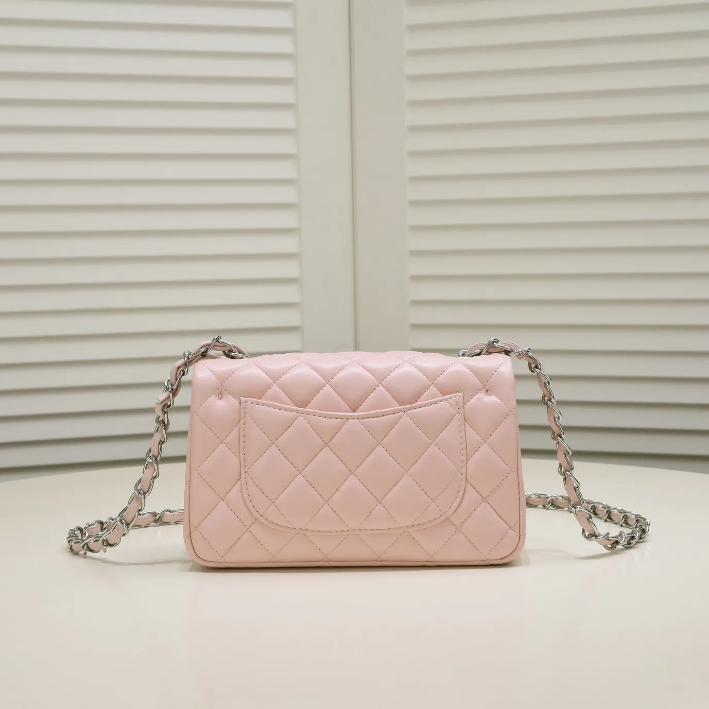 💰320￥Pink CF versatile lambskin🌹 Chanel💃🏻‼ ️Eternal classic style [shy] noble temperament💃🏻favorite of celebrities🌟soft leather and high-end👍counter hardware exquisite workmanship to reject flaws [strong] both dazzling and feminine 😝[strong] luxurious and durable🌟Size: 20*14*7cm Style number: 1116