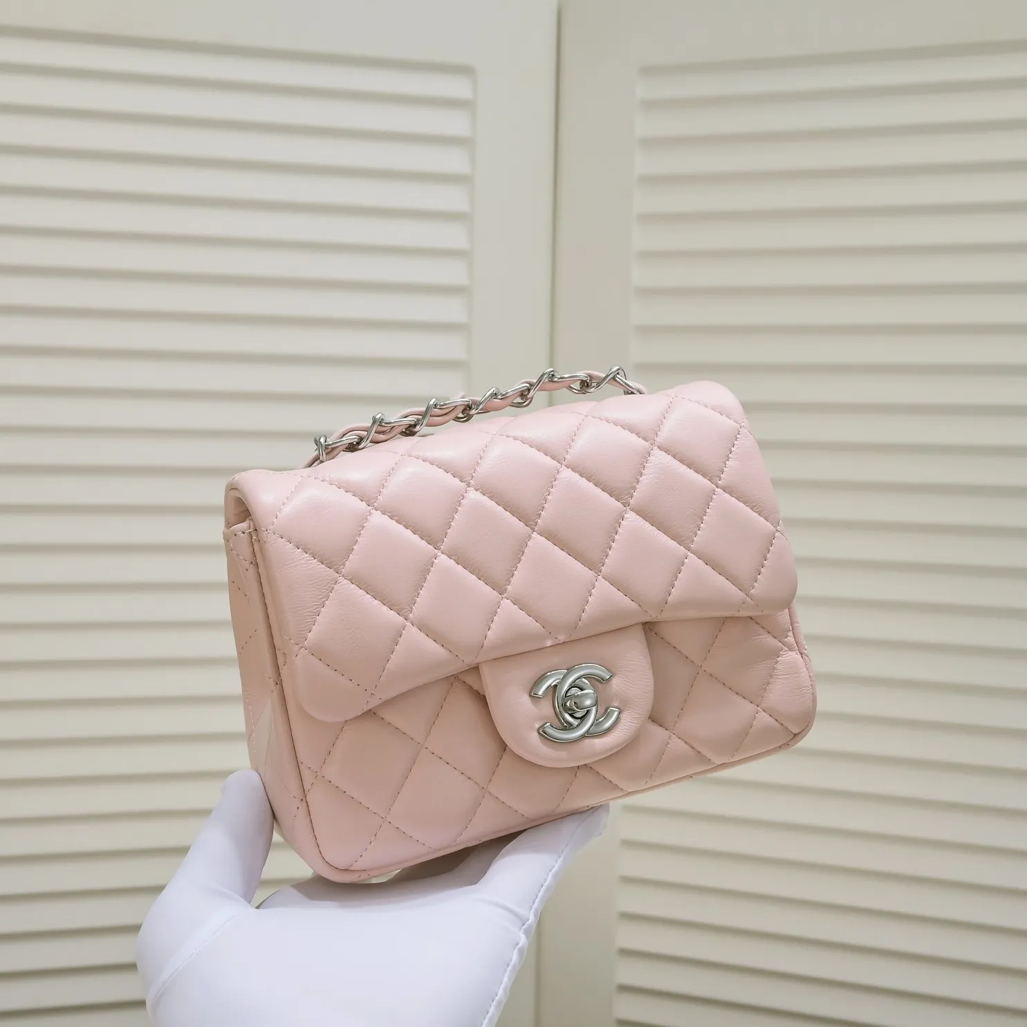 💰320￥Pink CF versatile lambskin🌹 Chanel💃🏻‼ ️Eternal classic style [shy] noble temperament💃🏻favorite of celebrities🌟soft leather and high-end👍counter hardware exquisite workmanship to reject flaws [strong] both dazzling and feminine 😝[strong] luxurious and durable🌟Size: 20*14*7cm Style number: 1116