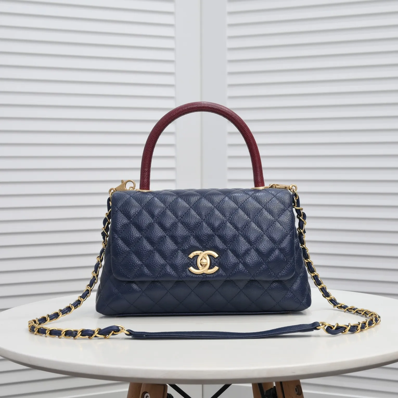 💰440￥Dark blue with red hand for Chanel💥Unique design buckle flap bag that can be used as a shoulder or hand carry🙌Purchased imported first-layer cowhide🐂Lychee patternⓂ️Unique material with upgraded version All imported gilt hardware💍💍💍Top masters😜Purely handmade and meticulously crafted😏You will be dressed up with a high-end [Chanel] to make you graceful and radiant💃Always fashionable Style number: 92992 Size: 28*17*9cm
