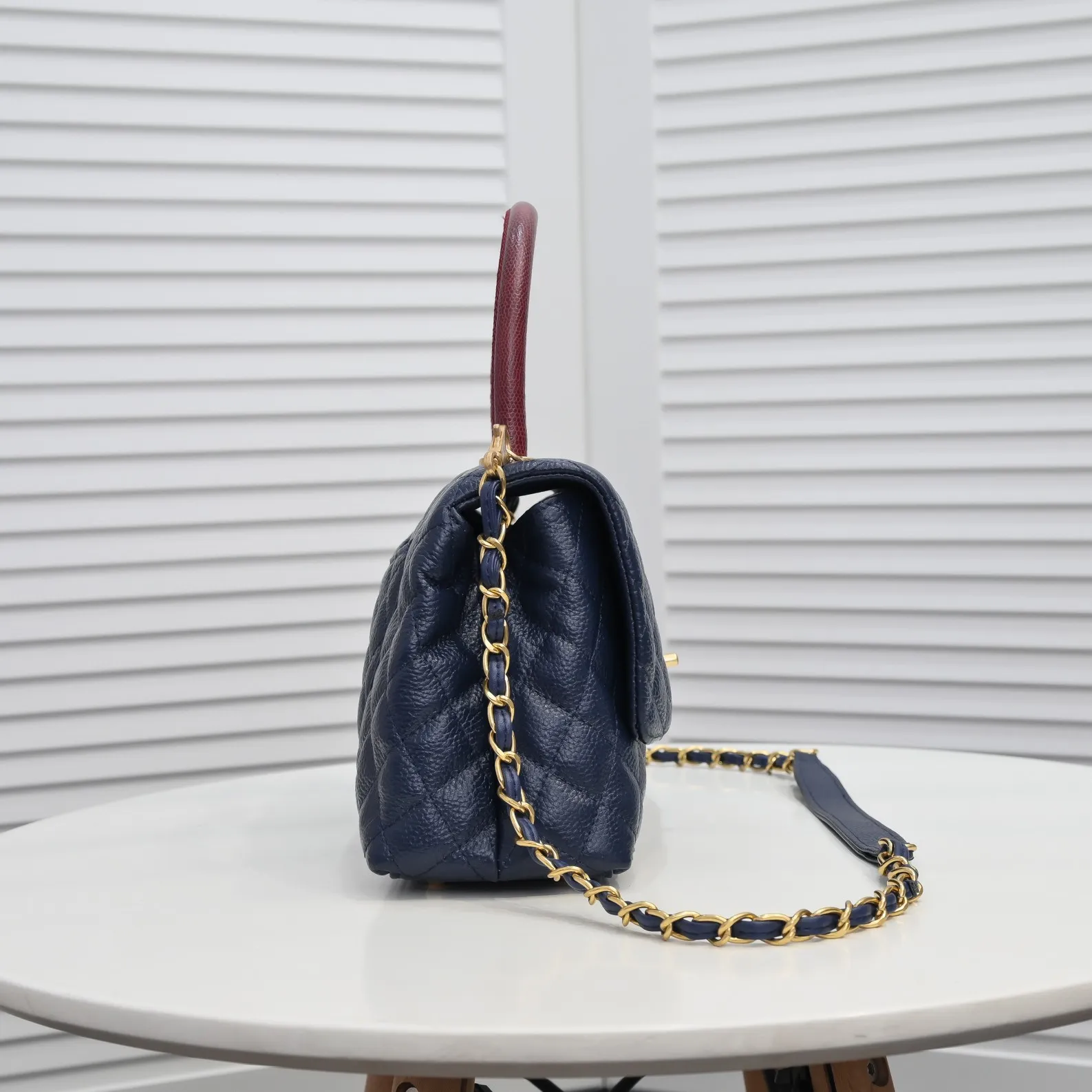 💰440￥Dark blue with red hand for Chanel💥Unique design buckle flap bag that can be used as a shoulder or hand carry🙌Purchased imported first-layer cowhide🐂Lychee patternⓂ️Unique material with upgraded version All imported gilt hardware💍💍💍Top masters😜Purely handmade and meticulously crafted😏You will be dressed up with a high-end [Chanel] to make you graceful and radiant💃Always fashionable Style number: 92992 Size: 28*17*9cm